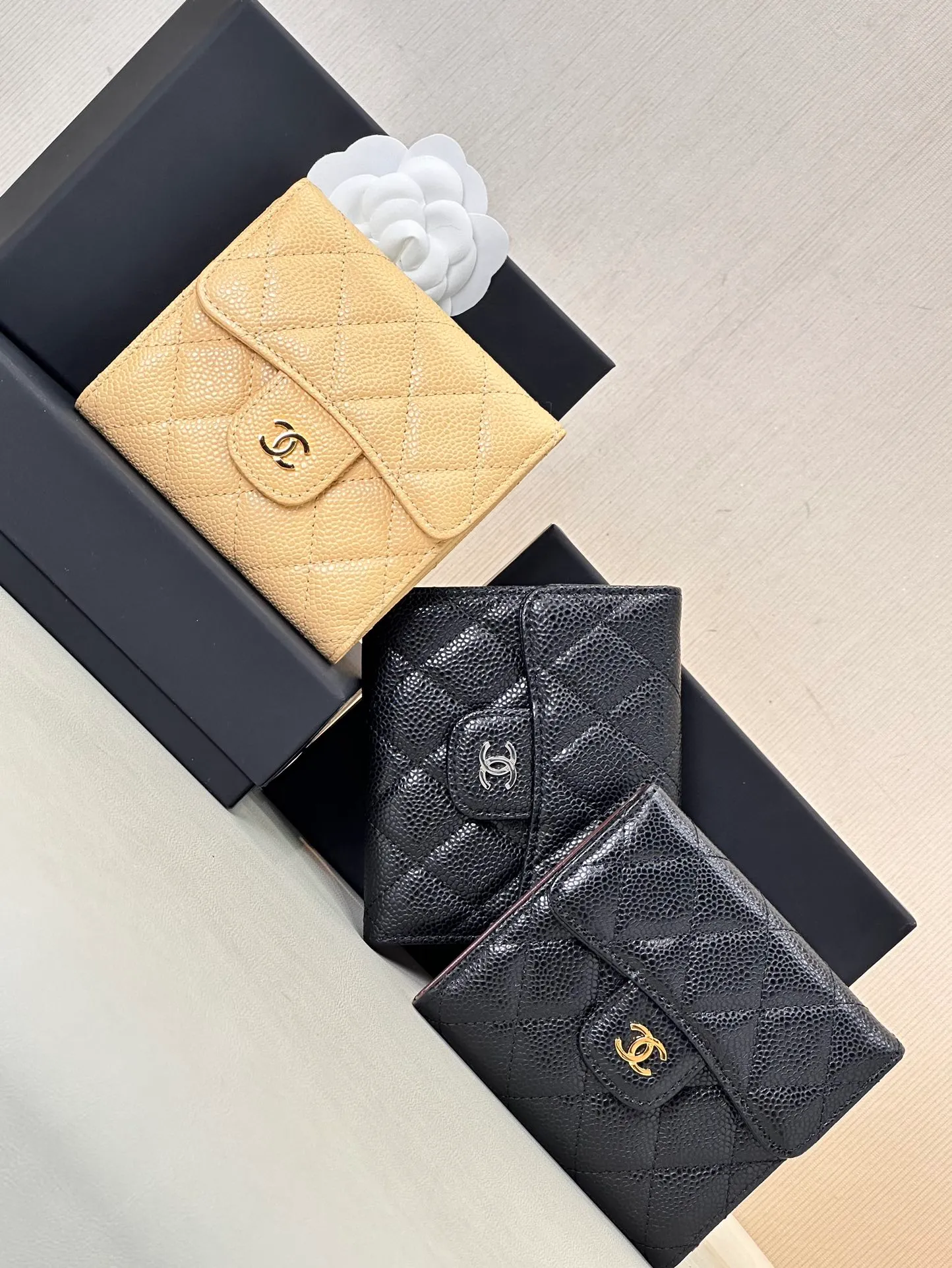 82288 has been selling wallets and card holders for several years...too many regular customers have been following up on replenishment orders! Come on, the wallet/card holder, gold buckle and silver buckle colors are all collected this time. It is really a style that can be sold by just transferring the picture! ! Chane* small coin purse is here! Timeless style! Many customers have asked me for CF series coin purses before; I have also screened many of them, and we will not touch anything that is not good! Leather is so important, it’s not the kind that’s available in large quantities on the market! It’s not something that can be easily obtained through ordinary relationship channels! The whole bag is very delicate and compact, it is small and does not take up much space in the bag! I have always needed a coin card holder, and I can really keep this one for myself; the leather texture is incredible! There are two materials in total, sheepskin and caviar cowhide! If you can buy it at our price, it is really a great value. You can make a profit by buying it! Pure welfare item, why don’t you hurry up and pick up this kind of wool! ! ! Size: 10.5/11.5/3cm