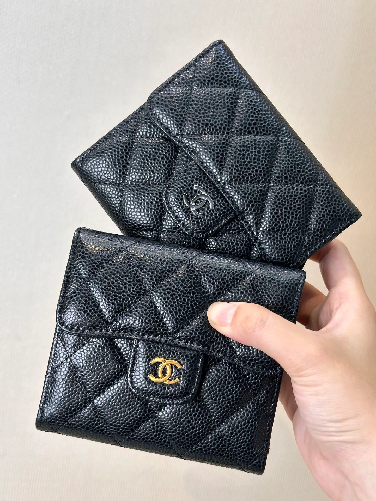 82288 has been selling wallets and card holders for several years...too many regular customers have been following up on replenishment orders! Come on, the wallet/card holder, gold buckle and silver buckle colors are all collected this time. It is really a style that can be sold by just transferring the picture! ! Chane* small coin purse is here! Timeless style! Many customers have asked me for CF series coin purses before; I have also screened many of them, and we will not touch anything that is not good! Leather is so important, it’s not the kind that’s available in large quantities on the market! It’s not something that can be easily obtained through ordinary relationship channels! The whole bag is very delicate and compact, it is small and does not take up much space in the bag! I have always needed a coin card holder, and I can really keep this one for myself; the leather texture is incredible! There are two materials in total, sheepskin and caviar cowhide! If you can buy it at our price, it is really a great value. You can make a profit by buying it! Pure welfare item, why don’t you hurry up and pick up this kind of wool! ! ! Size: 10.5/11.5/3cm