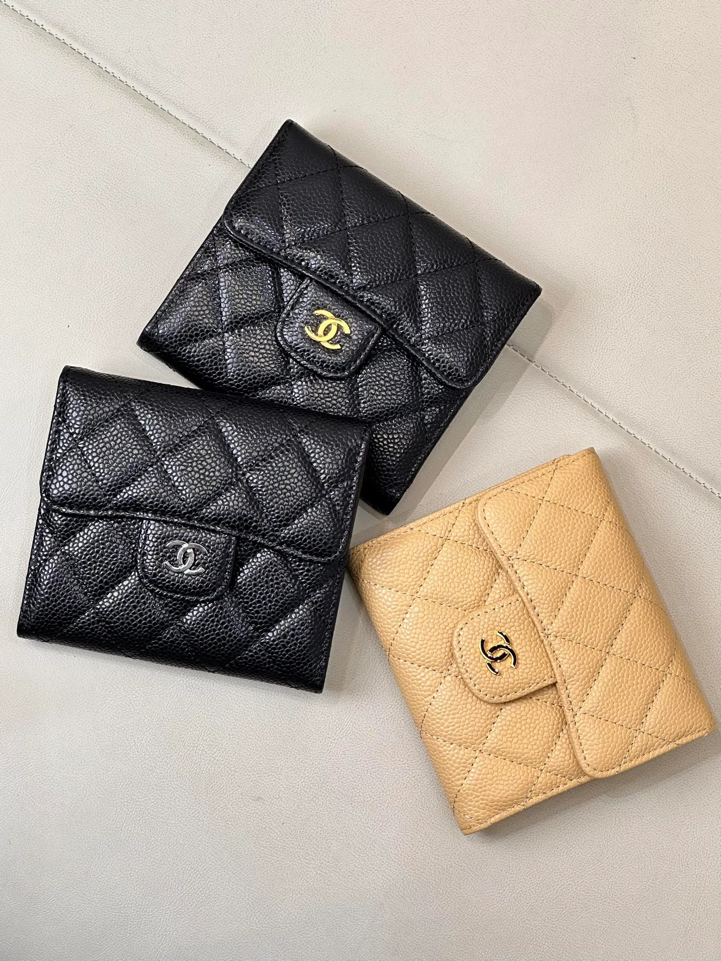 82288 has been selling wallets and card holders for several years...too many regular customers have been following up on replenishment orders! Come on, the wallet/card holder, gold buckle and silver buckle colors are all collected this time. It is really a style that can be sold by just transferring the picture! ! Chane* small coin purse is here! Timeless style! Many customers have asked me for CF series coin purses before; I have also screened many of them, and we will not touch anything that is not good! Leather is so important, it’s not the kind that’s available in large quantities on the market! It’s not something that can be easily obtained through ordinary relationship channels! The whole bag is very delicate and compact, it is small and does not take up much space in the bag! I have always needed a coin card holder, and I can really keep this one for myself; the leather texture is incredible! There are two materials in total, sheepskin and caviar cowhide! If you can buy it at our price, it is really a great value. You can make a profit by buying it! Pure welfare item, why don’t you hurry up and pick up this kind of wool! ! ! Size: 10.5/11.5/3cm