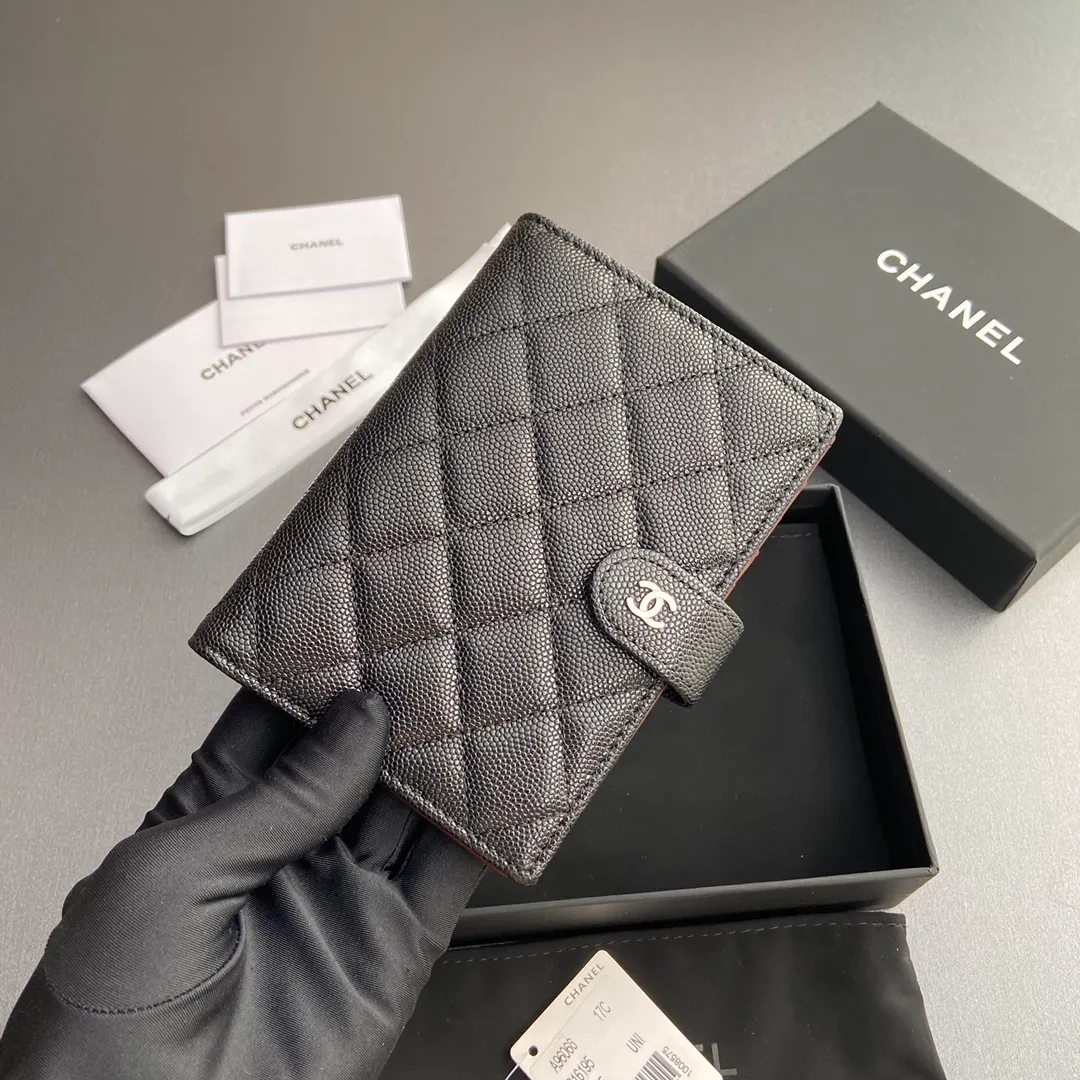 [Special grade hardware original leather] 💰440 Xiaoxiang Passport Holder Series Quilted with iconic metal logo Silver tone metal hardware, special Italian imported leather 4 card slots, 1 small zipper bag, 1 banknote compartment, 1 passport holder card slot No.: 96066 Black fine ball silver Size: w10×h14×d2cm