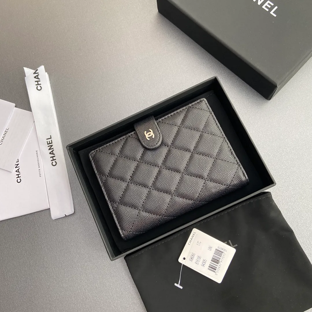 [Special grade hardware original leather] 💰440 Xiaoxiang Passport Holder Series Quilted with iconic metal logo Silver tone metal hardware, special Italian imported leather 4 card slots, 1 small zipper bag, 1 banknote compartment, 1 passport holder card slot No.: 96066 Black fine ball silver Size: w10×h14×d2cm
