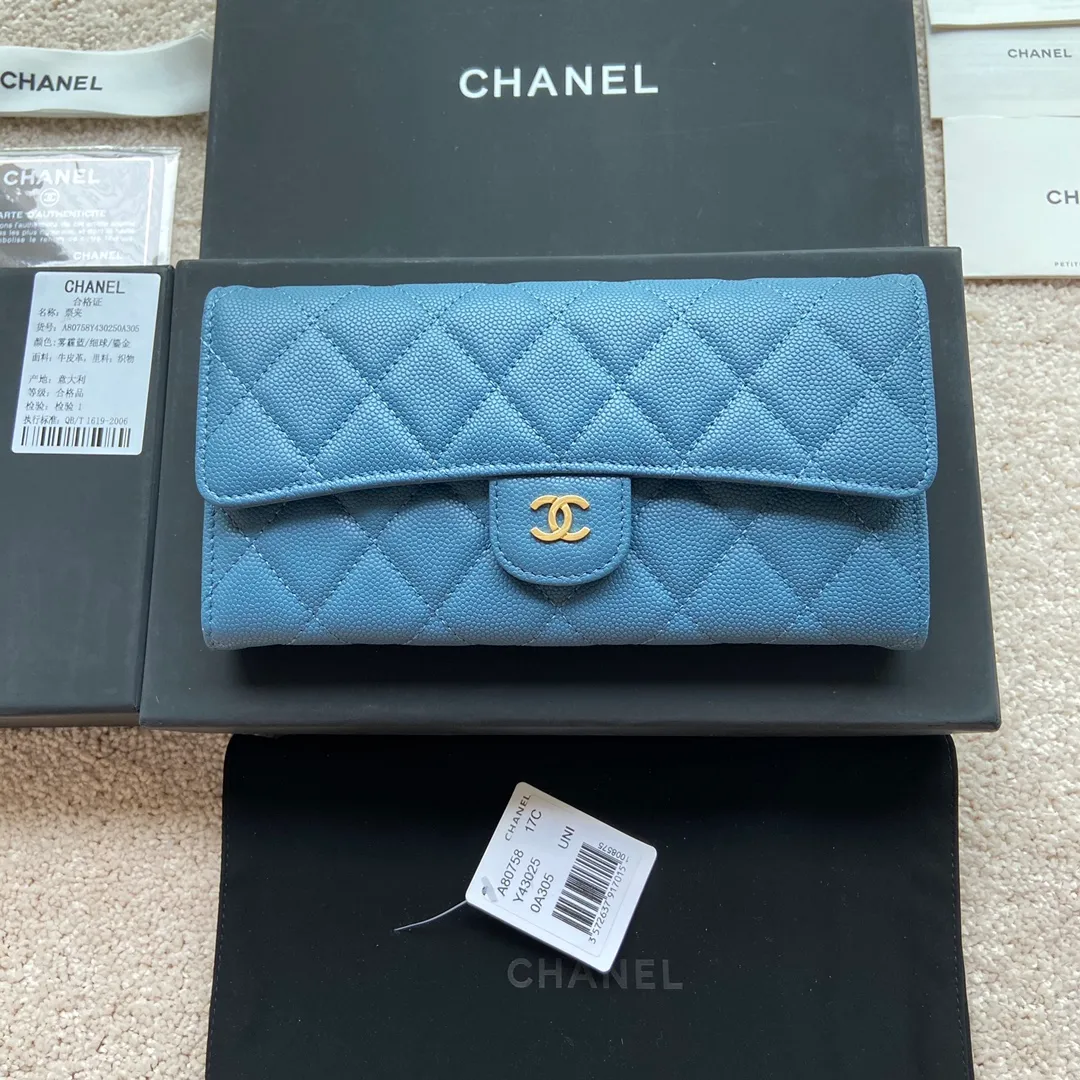Xiaoxiang imported Italian grained calfskin Item number: A80758 Price: 460 Size: w19×h10.5×3cm Color: blue fine ball grain leather gold steel mark