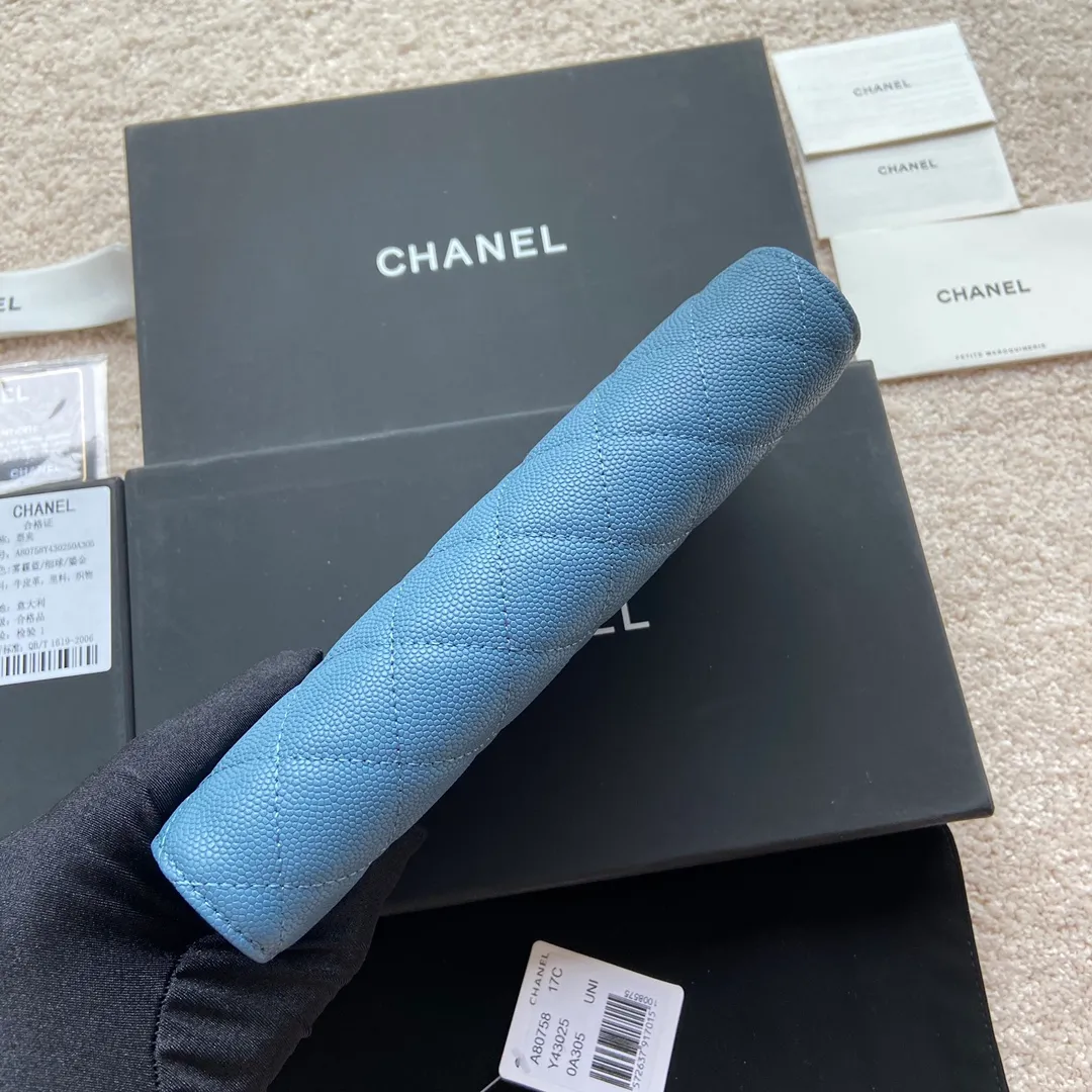 Xiaoxiang imported Italian grained calfskin Item number: A80758 Price: 460 Size: w19×h10.5×3cm Color: blue fine ball grain leather gold steel mark