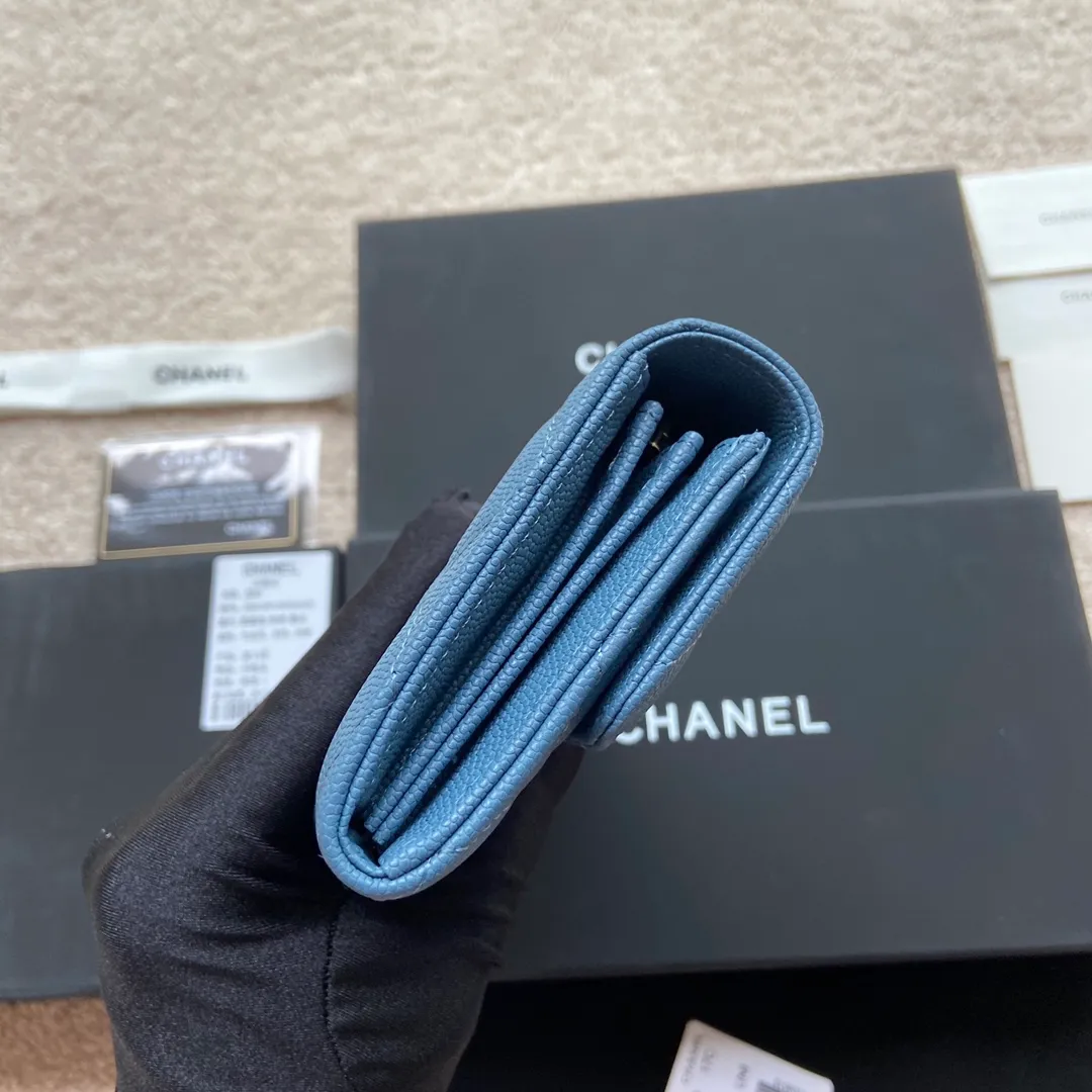 Xiaoxiang imported Italian grained calfskin Item number: A80758 Price: 460 Size: w19×h10.5×3cm Color: blue fine ball grain leather gold steel mark
