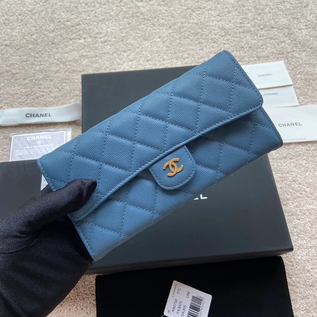 Xiaoxiang imported Italian grained calfskin Item number: A80758 Price: 460 Size: w19×h10.5×3cm Color: blue fine ball grain leather gold steel mark