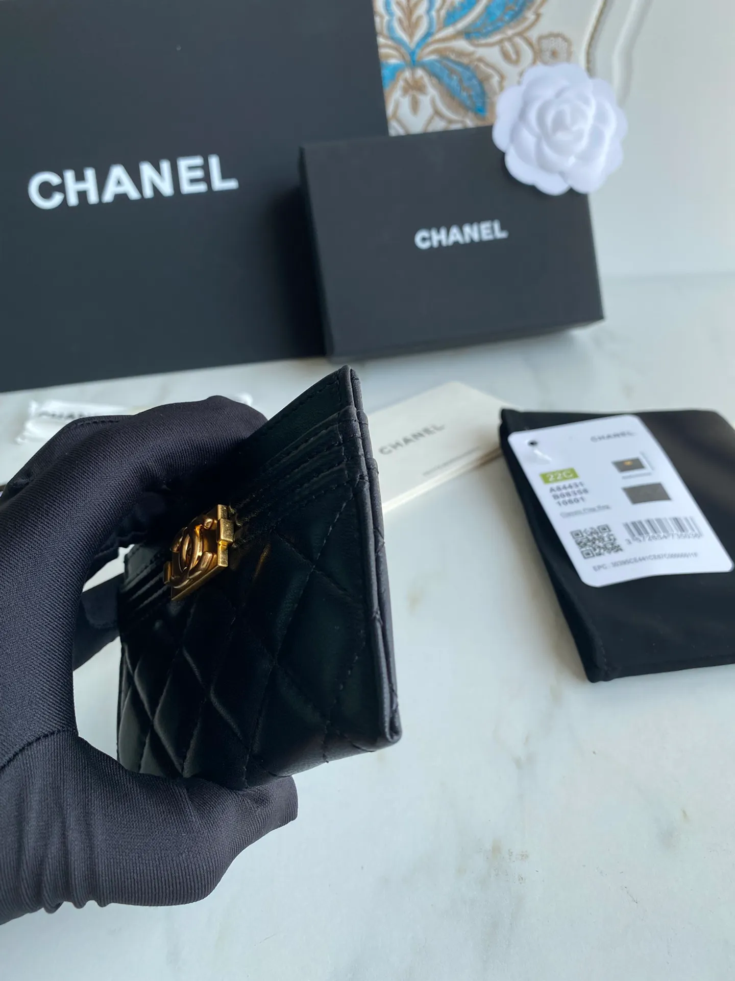 220💰[Original quality][With serial code] CHANEL’s new leboy card holder has arrived! The imported rhombus pattern is very attractive! The retro gilt buckle has an old-fashioned feel and is very fashionable and retro❤️This small card holder is very cost-effective and you can also put some change in the three card slots👍Model number: 84431 Size: 11×7.5×1cm