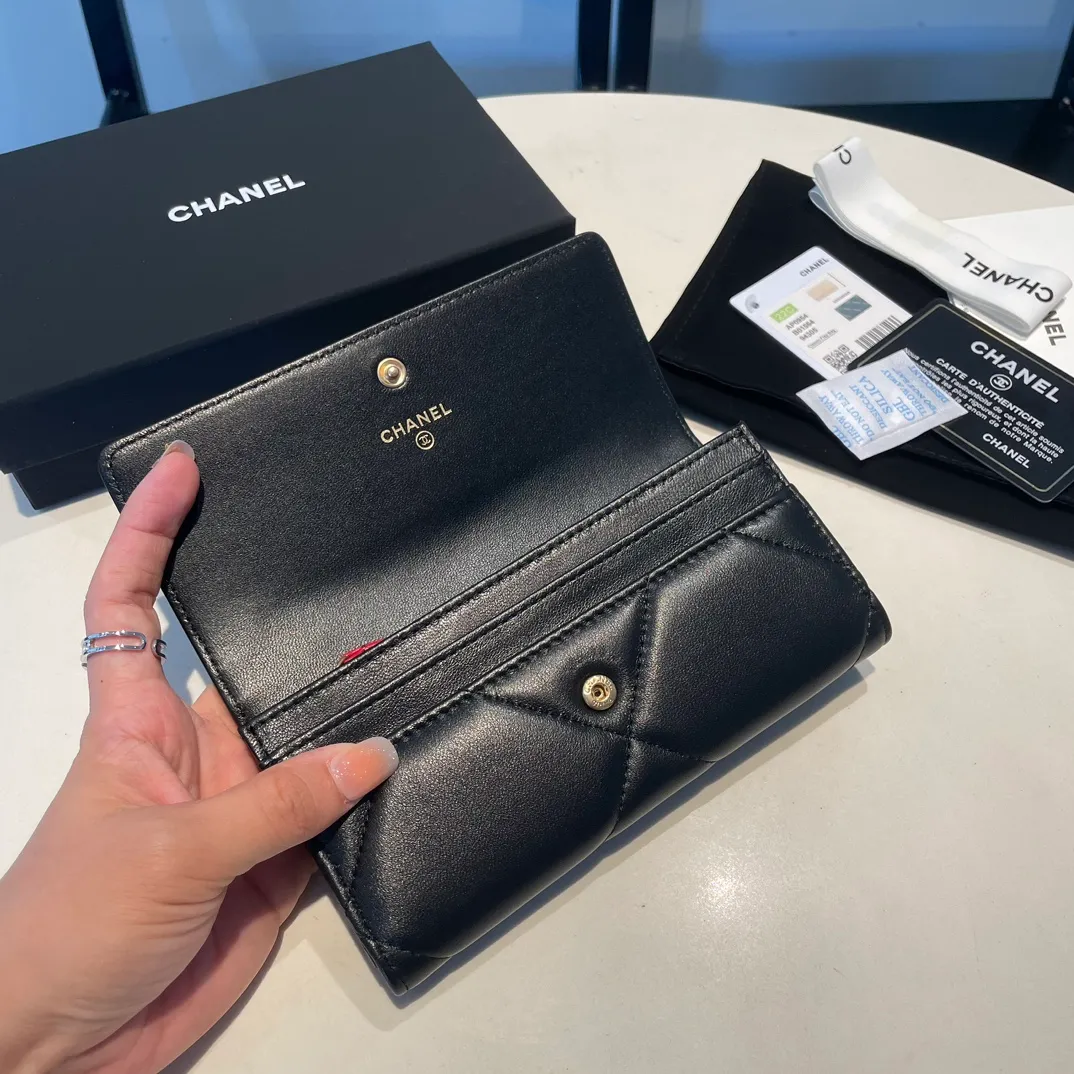 💰520😊 Upgraded version💋🆕 Ohanel new color🆕The latest mid-size snap card holder is also a wallet, the cabinet design is very special, and there are pockets on the back💞The texture of goatskin is unparalleled 😼The main 19 series this season is a big rhombus with a strong retro style👝 Are there any people who want to buy every color?🧸 The logo is eye-catching and unique, the goatskin has a light luster, and the temperament instantly ups and downs❣The fashionable style and style are also jointly created by Karl and Viard. The first series launched by the new artistic director will be a key recommendation of the brand from this year to next year, conveying the essence of the brand, with a full set of packaging 0954 🍃size: 16.5*9cm