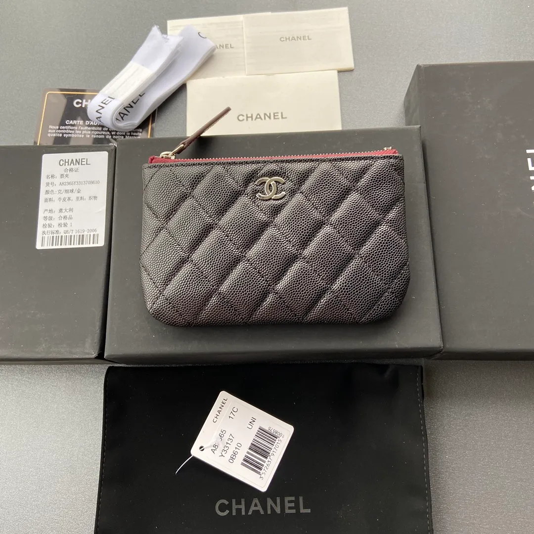 Xiaoxiang imported Italian grained calfskin Item number: A82365 Price: 250 Size: w15×8.5cm Color: Black fine grained silver steel mark