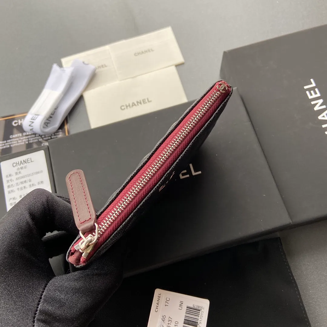 Xiaoxiang imported Italian grained calfskin Item number: A82365 Price: 250 Size: w15×8.5cm Color: Black fine grained silver steel mark