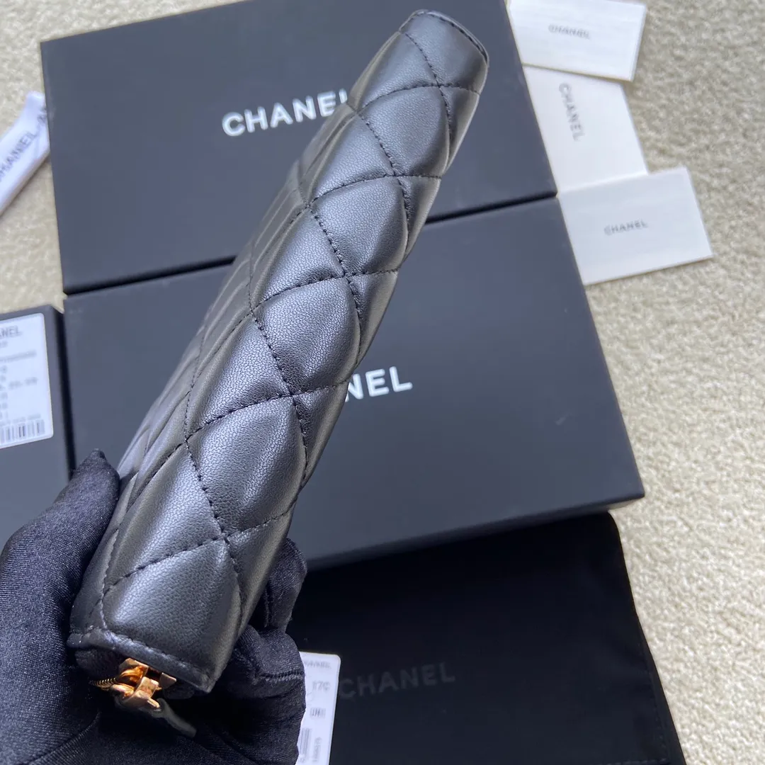 Xiaoxiang imported Italian lambskin Item number: A50097 💰: 460 Size: w19.5×h10.5×d2cm Color: black lambskin gold steel mark