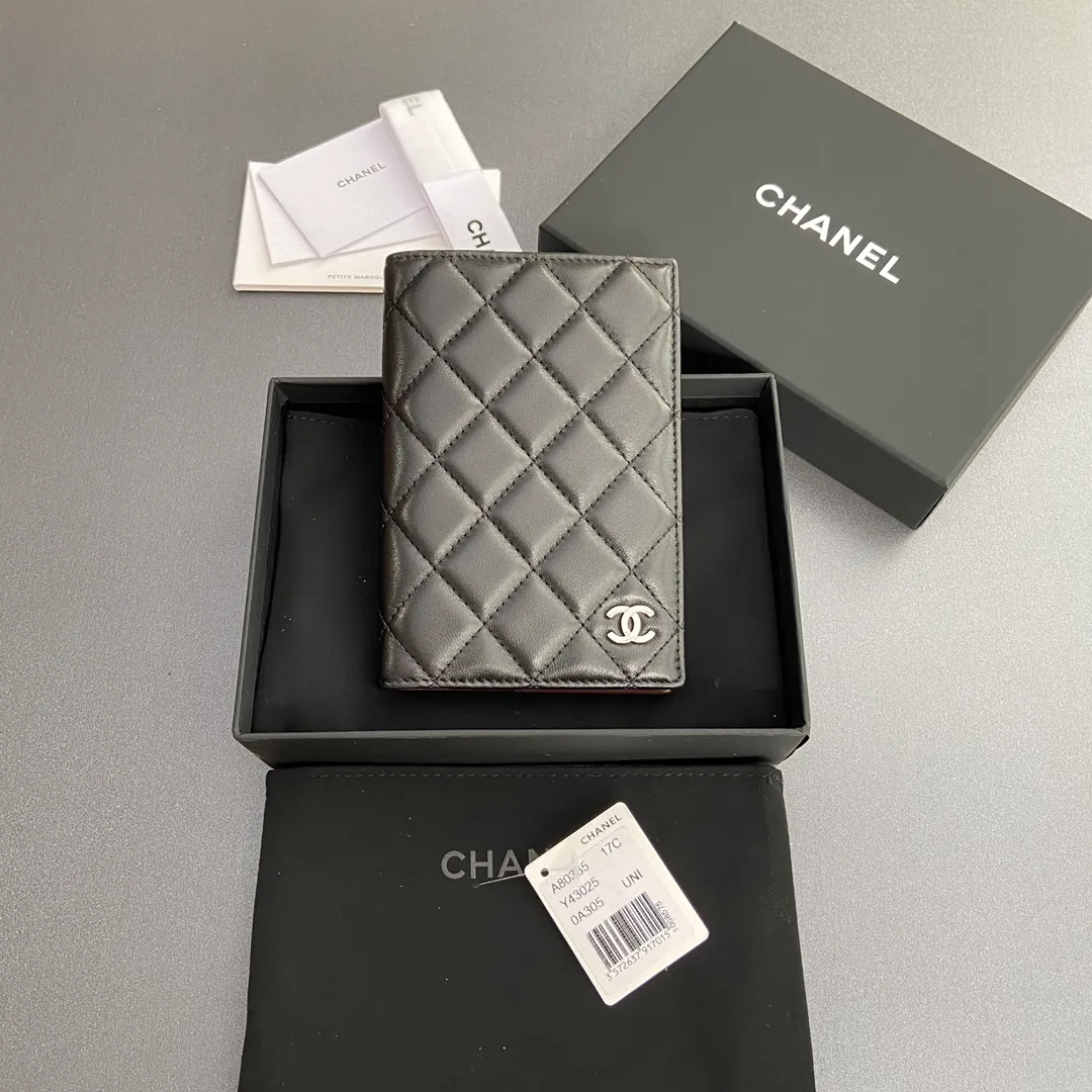 [Special grade hardware original leather] ¥280 Xiaoxiang Passport Holder Series Quilted card holder with iconic metal logo Silver tone metal hardware, special Italian imported leather 4 card slots, 1 passport holder Number: 80385 Size: w10×h15×d2cm