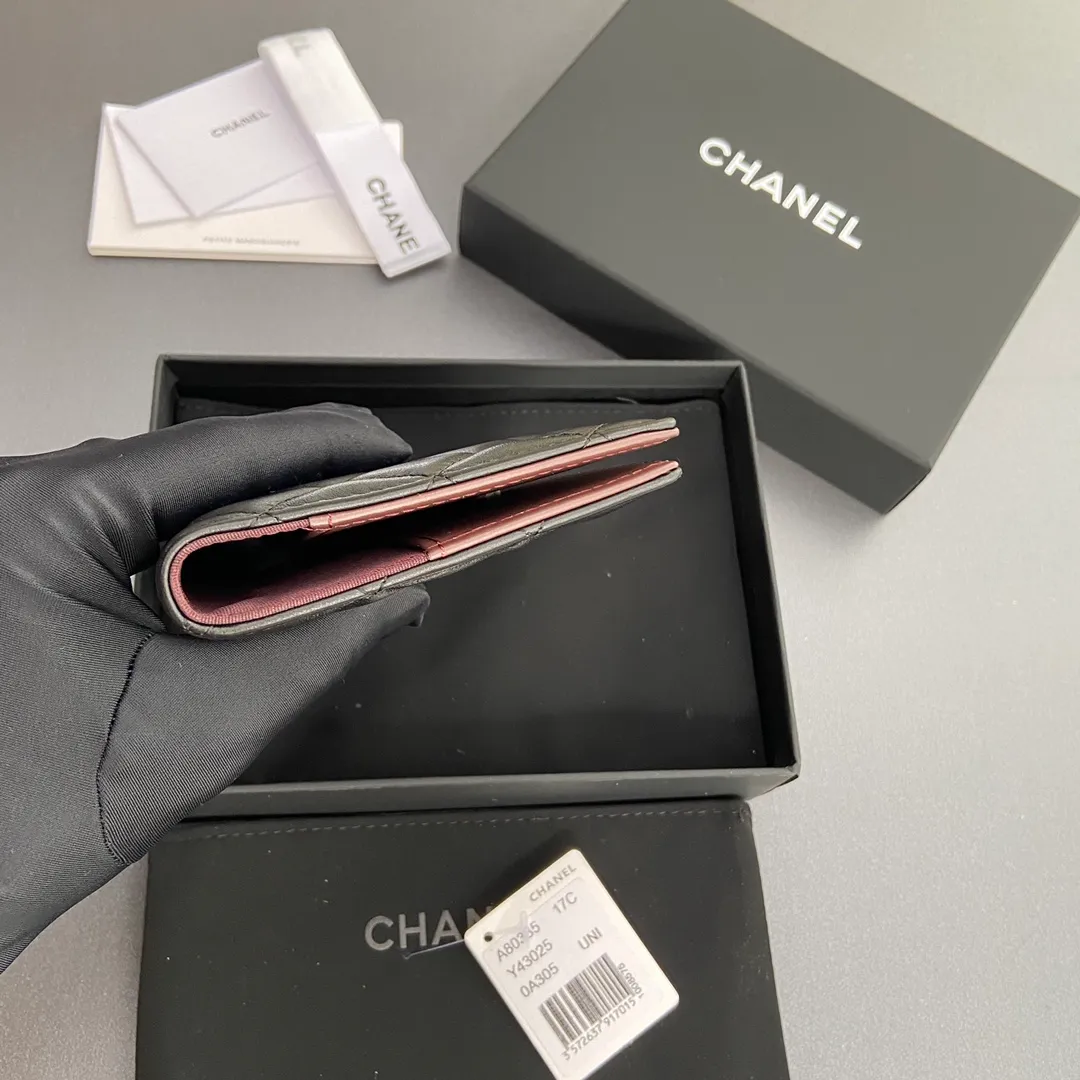 [Special grade hardware original leather] ¥280 Xiaoxiang Passport Holder Series Quilted card holder with iconic metal logo Silver tone metal hardware, special Italian imported leather 4 card slots, 1 passport holder Number: 80385 Size: w10×h15×d2cm