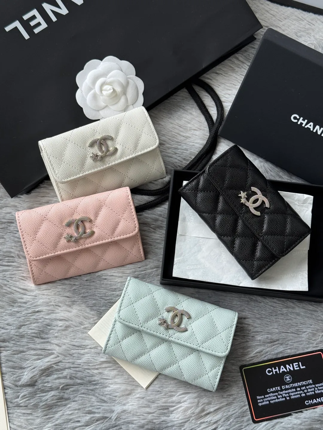 2025 autumn new products on the shelves Xiaoxiang folding card holder 4812 four colors combination picture
