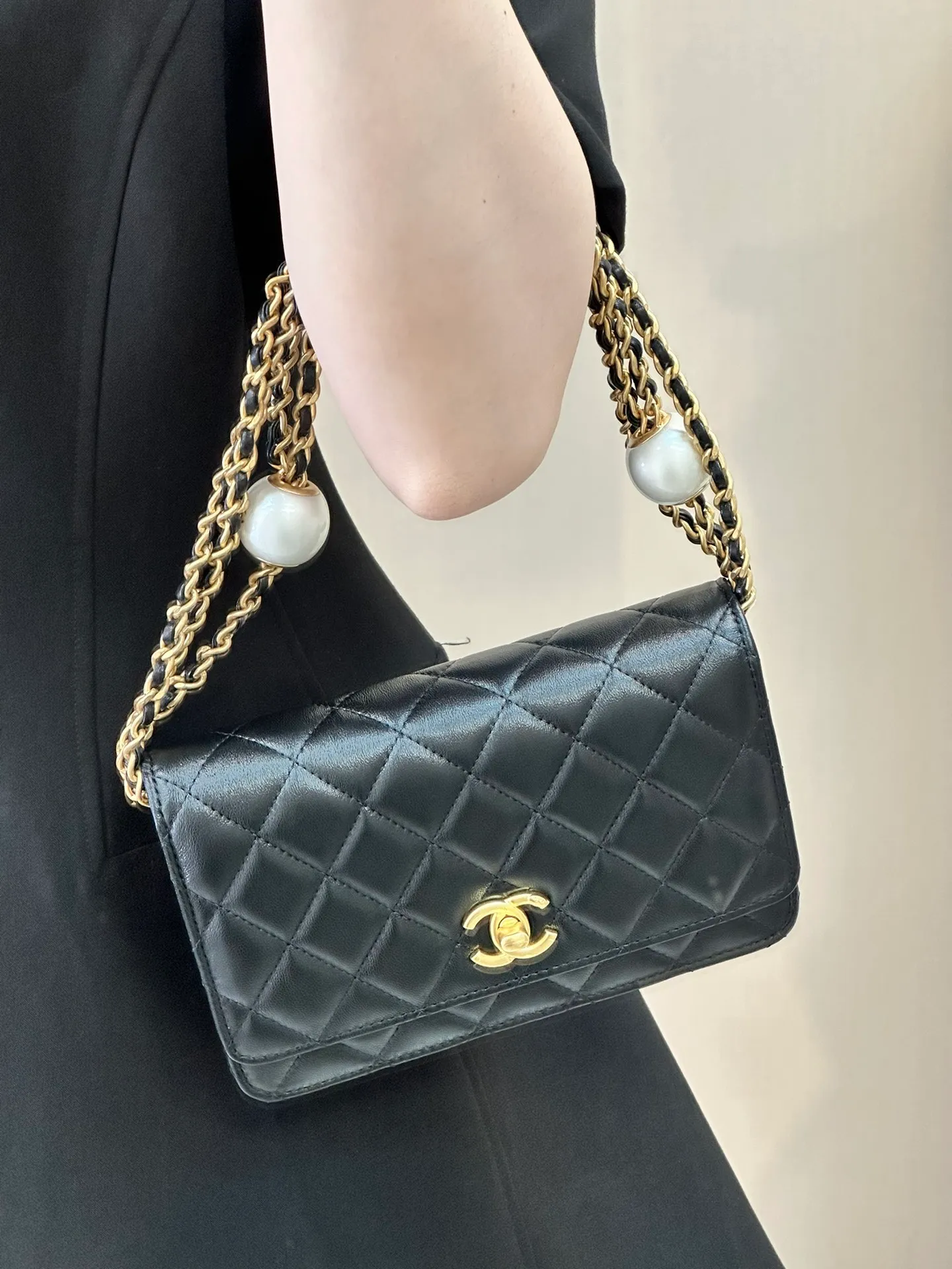 3964 black upper body