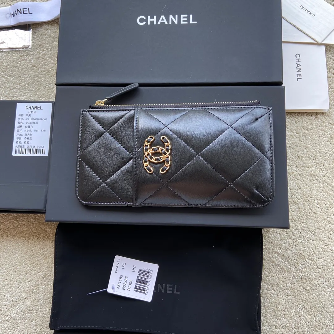 Xiaoxiang imported Italian lambskin Item number: AP2364 Price: 440 Size: w19×h10×3cm Color: black lambskin gold hardware