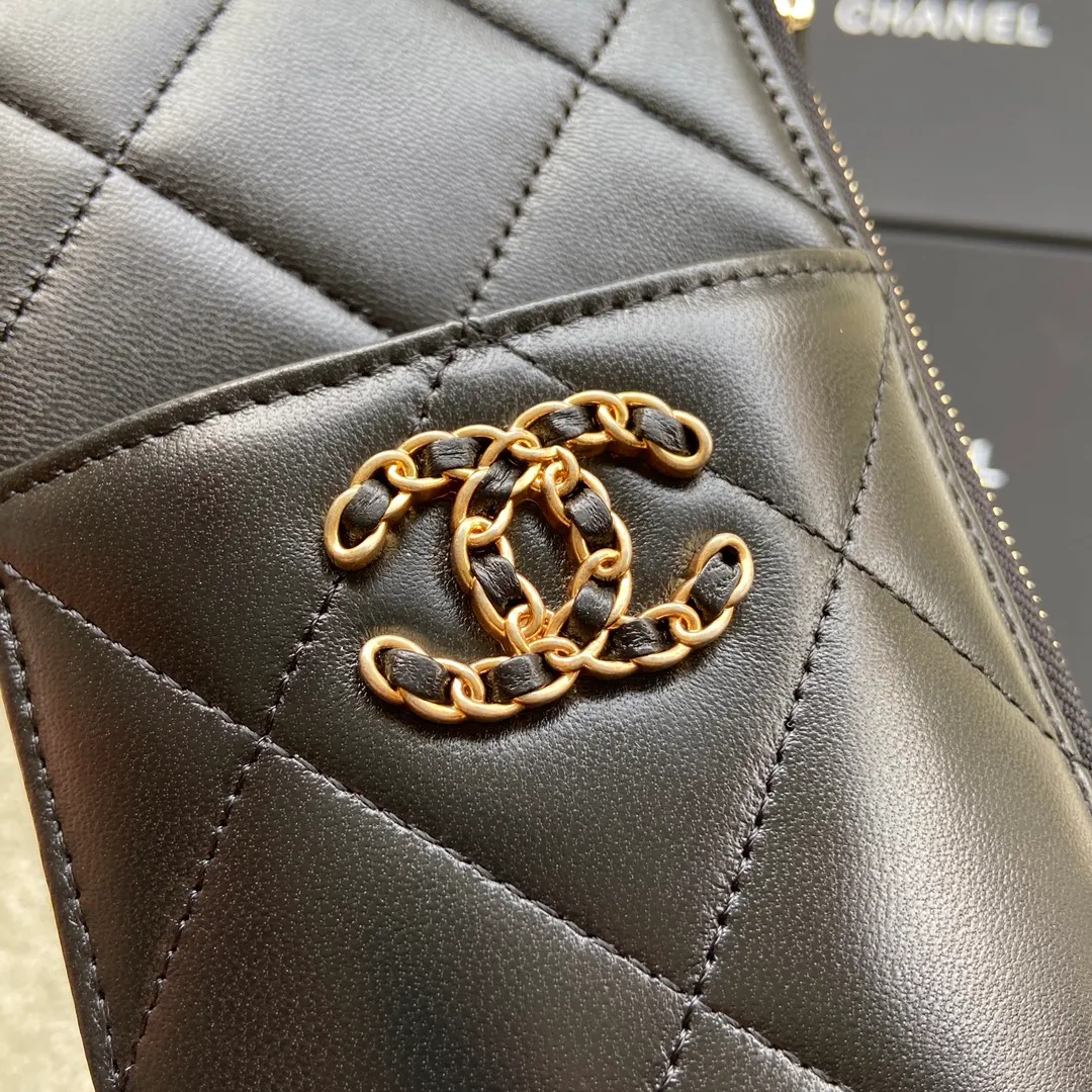 Xiaoxiang imported Italian lambskin Item number: AP2364 Price: 440 Size: w19×h10×3cm Color: black lambskin gold hardware