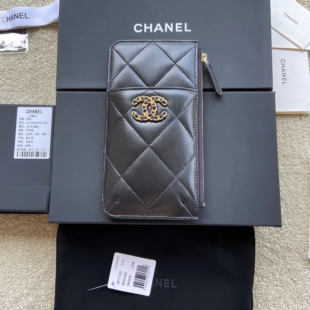 Xiaoxiang imported Italian lambskin Item number: AP2364 Price: 440 Size: w19×h10×3cm Color: black lambskin gold hardware