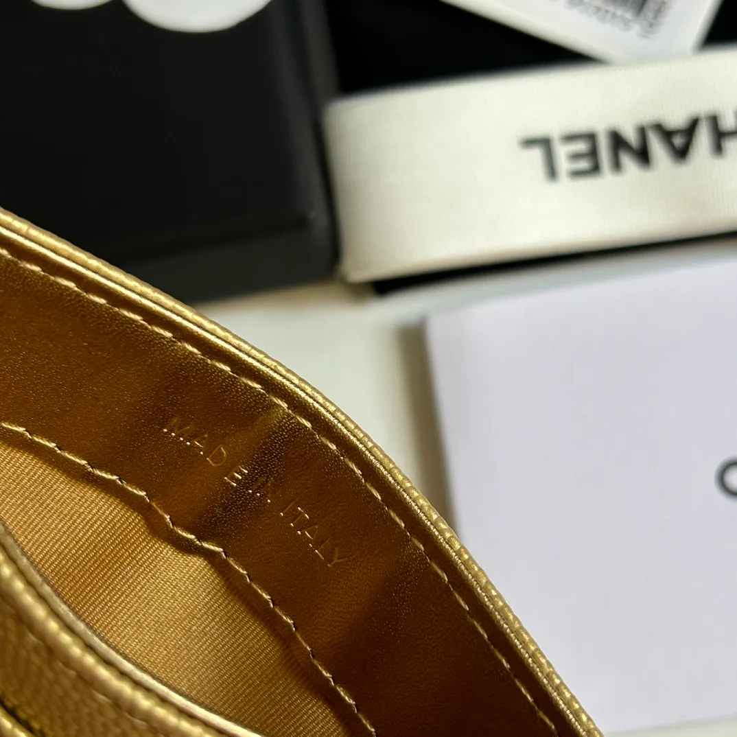 💰240 new product CH@NEL card holder has arrived💦This card holder adds a few more card slots based on the old model, making it more practical. It has original quality and beautiful details. Model No. AP8944, size 11*8*1cm.