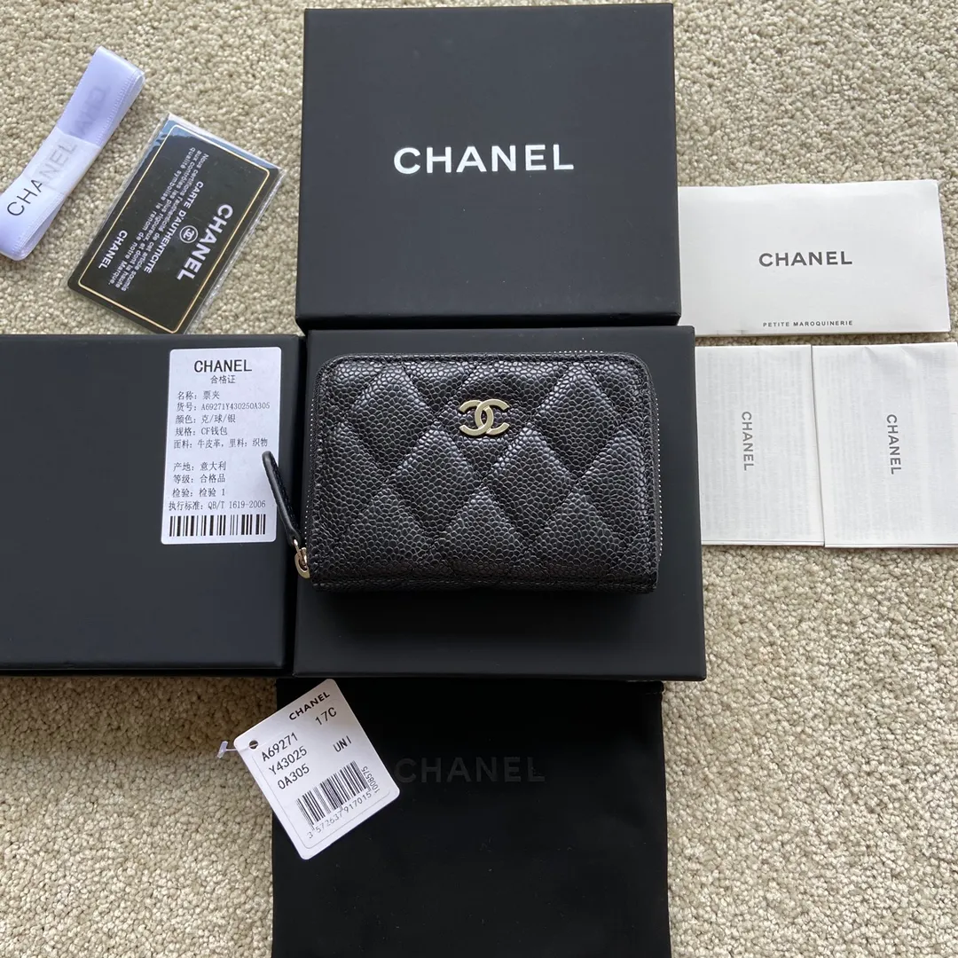 Xiaoxiang imported Italian grained calfskin Item number: A69271 💰: 240 (no pocket on the back) Size: W11×H7.5×2cm Color: black ball grain leather with silver steel mark Usage: small zipper bag