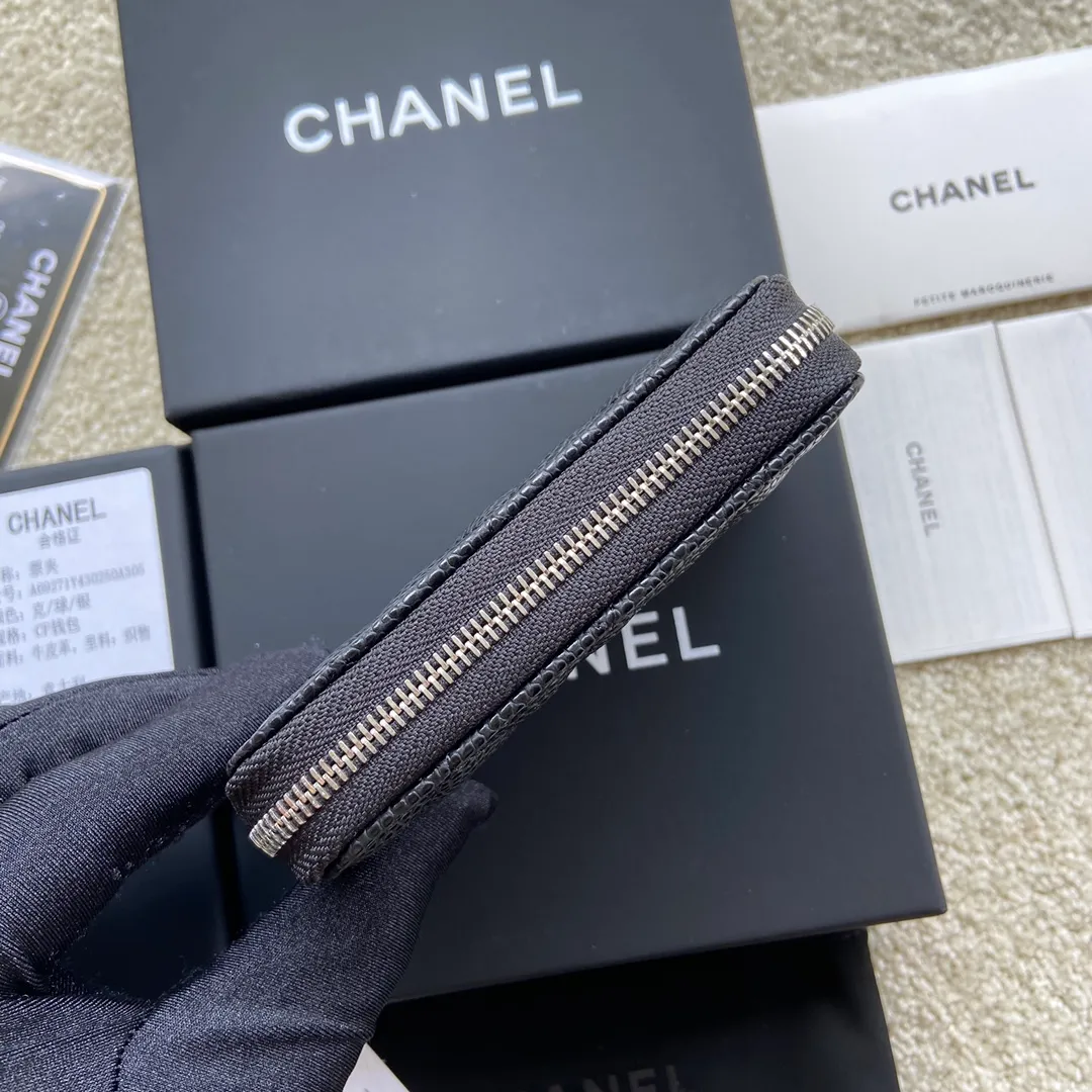 Xiaoxiang imported Italian grained calfskin Item number: A69271 💰: 240 (no pocket on the back) Size: W11×H7.5×2cm Color: black ball grain leather with silver steel mark Usage: small zipper bag