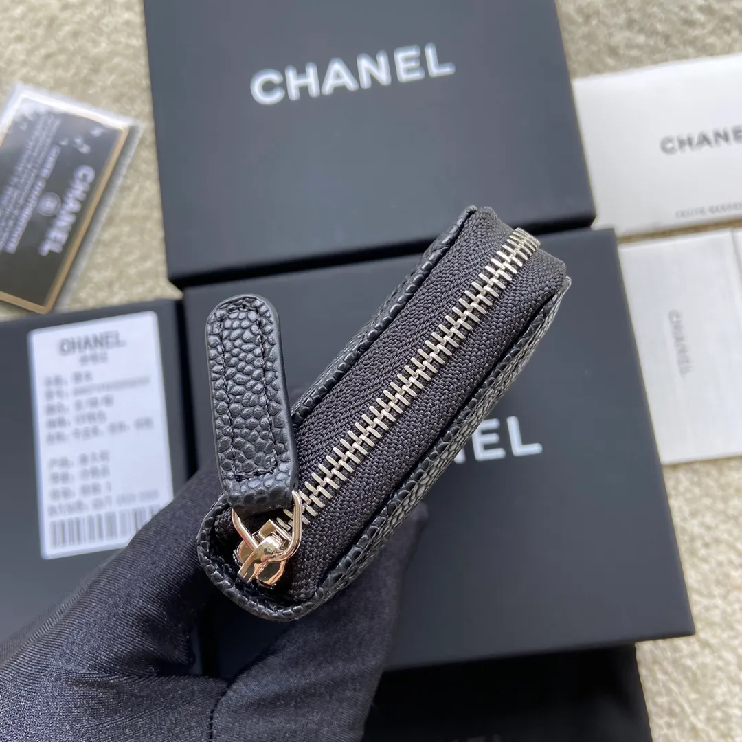Xiaoxiang imported Italian grained calfskin Item number: A69271 💰: 240 (no pocket on the back) Size: W11×H7.5×2cm Color: black ball grain leather with silver steel mark Usage: small zipper bag