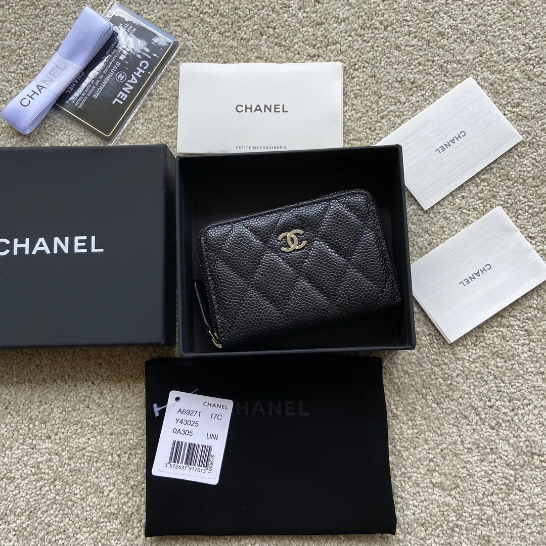 Xiaoxiang imported Italian grained calfskin Item number: A69271 💰: 240 (no pocket on the back) Size: W11×H7.5×2cm Color: black ball grain leather with silver steel mark Usage: small zipper bag