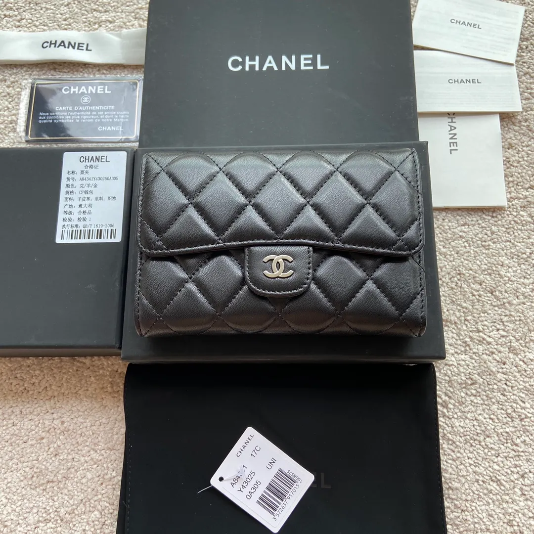 Xiaoxiang imported Italian sheepskin Item number: A84341 Price: 480 Size: w15×h10×d2.5 Color: black sheepskin with silver mark