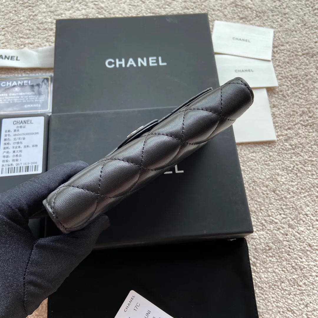 Xiaoxiang imported Italian sheepskin Item number: A84341 Price: 480 Size: w15×h10×d2.5 Color: black sheepskin with silver mark