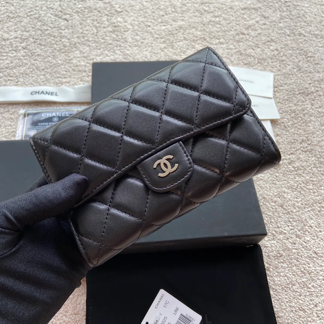 Xiaoxiang imported Italian sheepskin Item number: A84341 Price: 480 Size: w15×h10×d2.5 Color: black sheepskin with silver mark