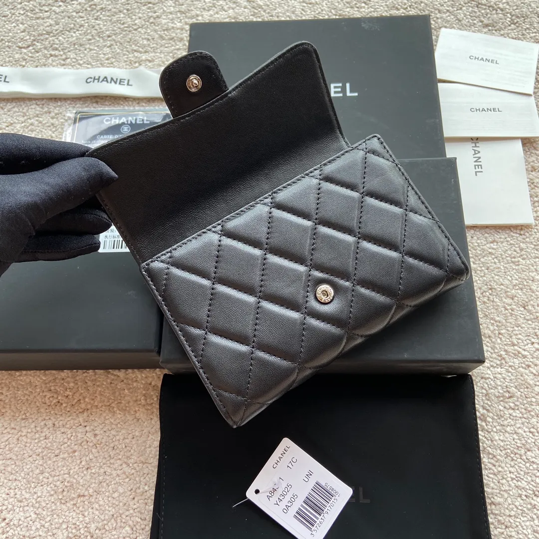 Xiaoxiang imported Italian sheepskin Item number: A84341 Price: 480 Size: w15×h10×d2.5 Color: black sheepskin with silver mark