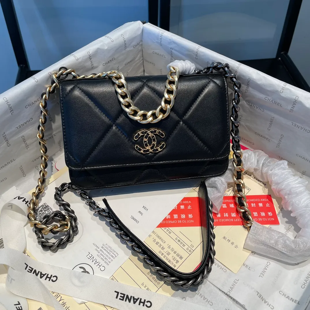 💰980😊 Upgraded version💋🆕 Ohanel new color🆕The latest small satchel bag woc fortune bag. The texture of goatskin is invincible. 😼The 19 series bags that are mainly recommended this season are big diamonds with a strong retro style👝I want to buy them in every color🧸It is also karl and viard Co-created together, the first series launched by the new artistic director will be a key recommendation of the brand from this year to next year, conveying the essence of the brand, super large diamond pattern, leather chain CC buckle, 3 different metals and multiple matching and wearing methods, which is also a key point that distinguishes this handbag from other classic styles. Different wearing methods express different fashion attitudes, play with the whole total look, and carry out fashionable style and style, with a full set of packaging 0957🍃size：19*12.5cm