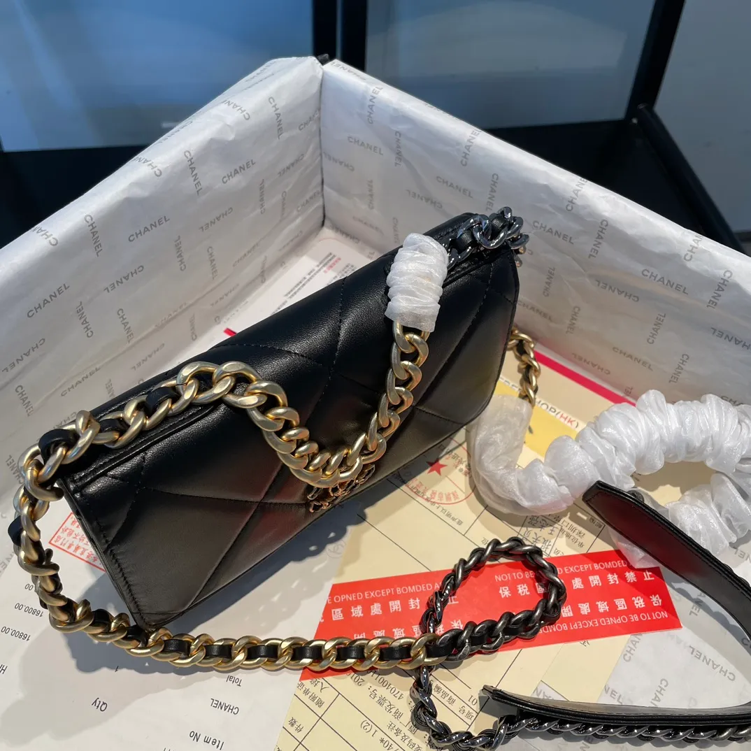 💰980😊 Upgraded version💋🆕 Ohanel new color🆕The latest small satchel bag woc fortune bag. The texture of goatskin is invincible. 😼The 19 series bags that are mainly recommended this season are big diamonds with a strong retro style👝I want to buy them in every color🧸It is also karl and viard Co-created together, the first series launched by the new artistic director will be a key recommendation of the brand from this year to next year, conveying the essence of the brand, super large diamond pattern, leather chain CC buckle, 3 different metals and multiple matching and wearing methods, which is also a key point that distinguishes this handbag from other classic styles. Different wearing methods express different fashion attitudes, play with the whole total look, and carry out fashionable style and style, with a full set of packaging 0957🍃size：19*12.5cm