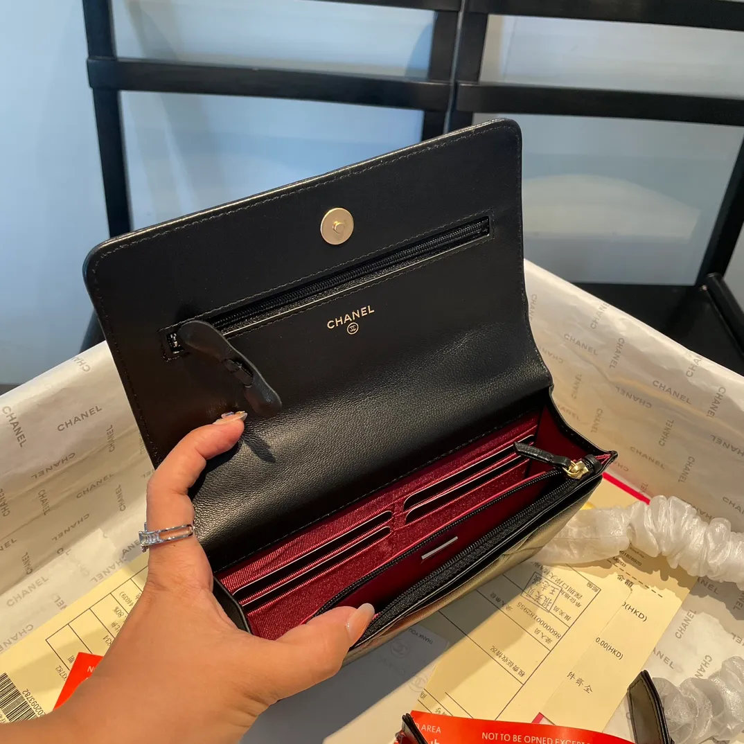💰980😊 Upgraded version💋🆕 Ohanel new color🆕The latest small satchel bag woc fortune bag. The texture of goatskin is invincible. 😼The 19 series bags that are mainly recommended this season are big diamonds with a strong retro style👝I want to buy them in every color🧸It is also karl and viard Co-created together, the first series launched by the new artistic director will be a key recommendation of the brand from this year to next year, conveying the essence of the brand, super large diamond pattern, leather chain CC buckle, 3 different metals and multiple matching and wearing methods, which is also a key point that distinguishes this handbag from other classic styles. Different wearing methods express different fashion attitudes, play with the whole total look, and carry out fashionable style and style, with a full set of packaging 0957🍃size：19*12.5cm