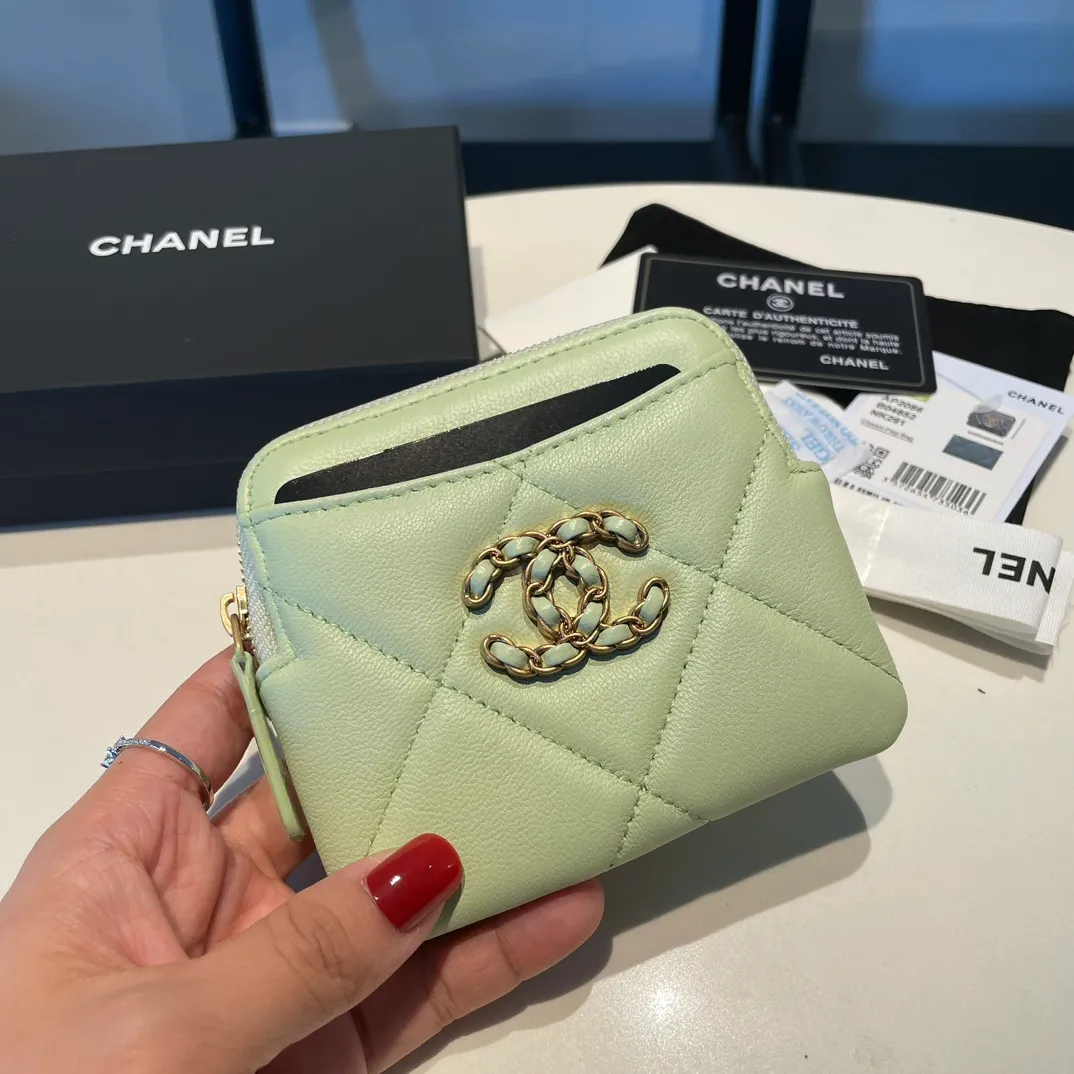 💰440😊Upgraded version💋🆕Ohanel new color🆕The latest zipper card holder coin purse with multiple card slots. The texture of goatskin is unparalleled. 😼The 19 series that is mainly recommended this season is a big rhombus with a strong retro style. Is there anyone who wants to buy every color?🧸 The logo is eye-catching and unique, the goatskin has a faint luster, and the temperament instantly ups and downs❣The fashionable style and style are also co-created by Karl and Viard. The first series launched by the new artistic director will be a key recommendation of the brand from this year to next year, conveying the essence of the brand, with a full set of packaging 2086🍃size: 12*9.5cm