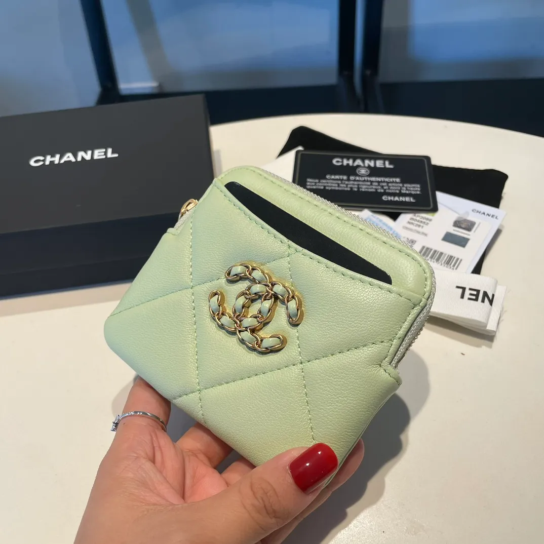 💰440😊Upgraded version💋🆕Ohanel new color🆕The latest zipper card holder coin purse with multiple card slots. The texture of goatskin is unparalleled. 😼The 19 series that is mainly recommended this season is a big rhombus with a strong retro style. Is there anyone who wants to buy every color?🧸 The logo is eye-catching and unique, the goatskin has a faint luster, and the temperament instantly ups and downs❣The fashionable style and style are also co-created by Karl and Viard. The first series launched by the new artistic director will be a key recommendation of the brand from this year to next year, conveying the essence of the brand, with a full set of packaging 2086🍃size: 12*9.5cm