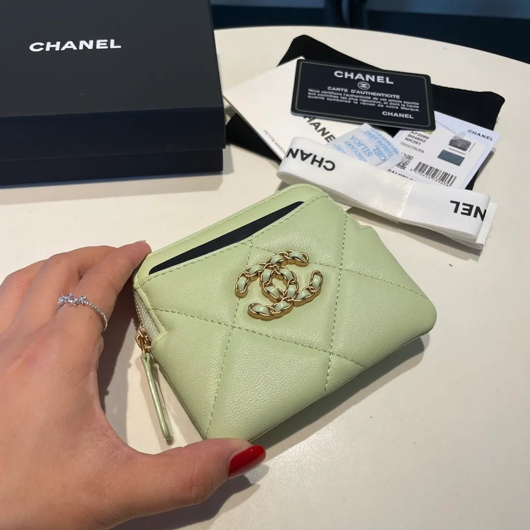 💰440😊Upgraded version💋🆕Ohanel new color🆕The latest zipper card holder coin purse with multiple card slots. The texture of goatskin is unparalleled. 😼The 19 series that is mainly recommended this season is a big rhombus with a strong retro style. Is there anyone who wants to buy every color?🧸 The logo is eye-catching and unique, the goatskin has a faint luster, and the temperament instantly ups and downs❣The fashionable style and style are also co-created by Karl and Viard. The first series launched by the new artistic director will be a key recommendation of the brand from this year to next year, conveying the essence of the brand, with a full set of packaging 2086🍃size: 12*9.5cm