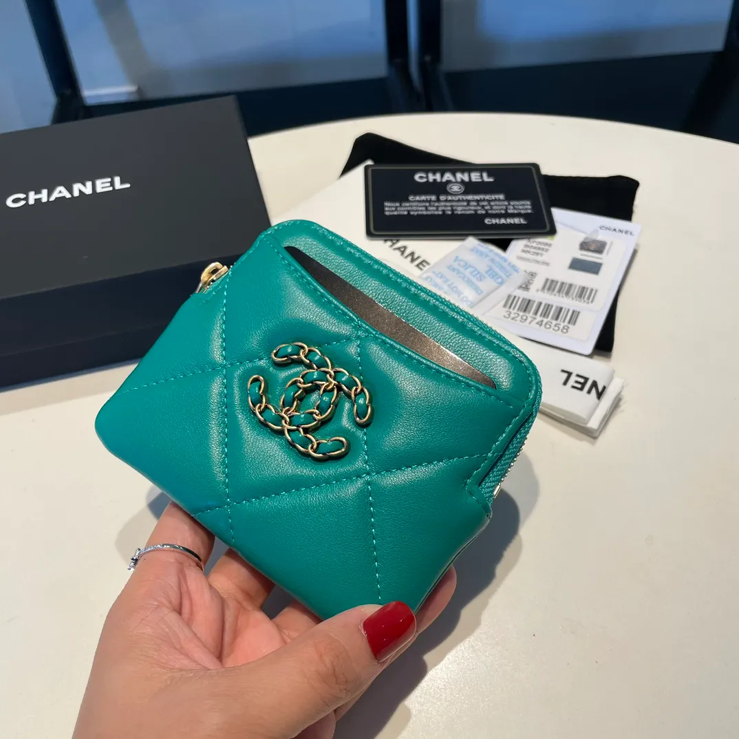 💰440😊Upgraded version💋🆕Ohanel new color🆕The latest zipper card holder coin purse with multiple card slots. The texture of goatskin is unparalleled. 😼The 19 series that is mainly recommended this season is a big rhombus with a strong retro style. Is there anyone who wants to buy every color?🧸 The logo is eye-catching and unique, the goatskin has a faint luster, and the temperament instantly ups and downs❣The fashionable style and style are also co-created by Karl and Viard. The first series launched by the new artistic director will be a key recommendation of the brand from this year to next year, conveying the essence of the brand, with a full set of packaging 2086🍃size: 12*9.5cm