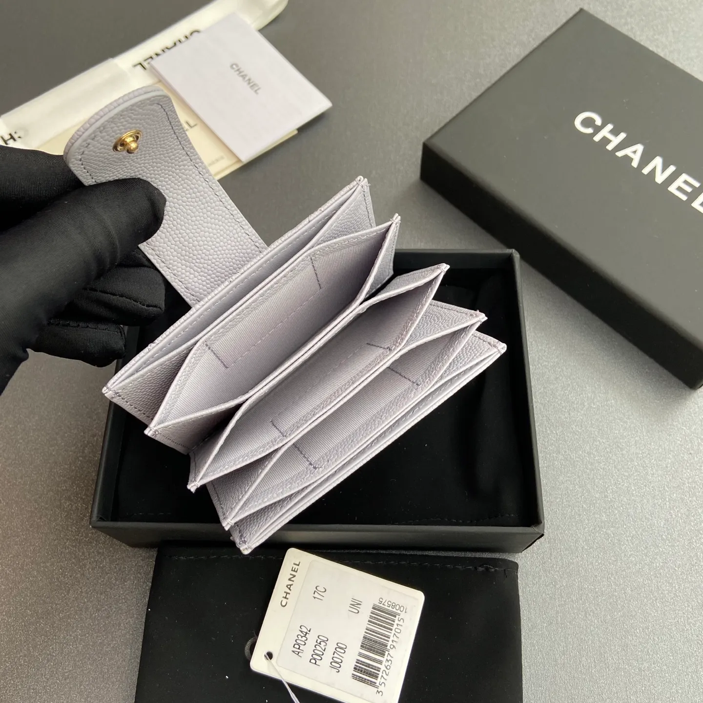 [Special grade hardware original leather] ¥400 Small fragrant organ multi-card slot card holder series with iconic metal logo Gold-toned metal hardware, exclusive Italian imported leather 6 card slots No.: 0342 Light purple fine ball pattern gold steel mark Size: w10×h6×2cm