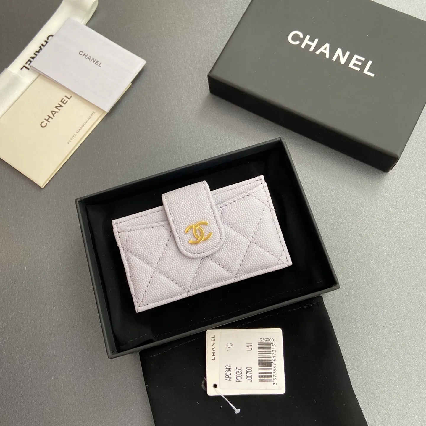 [Special grade hardware original leather] ¥400 Small fragrant organ multi-card slot card holder series with iconic metal logo Gold-toned metal hardware, exclusive Italian imported leather 6 card slots No.: 0342 Light purple fine ball pattern gold steel mark Size: w10×h6×2cm