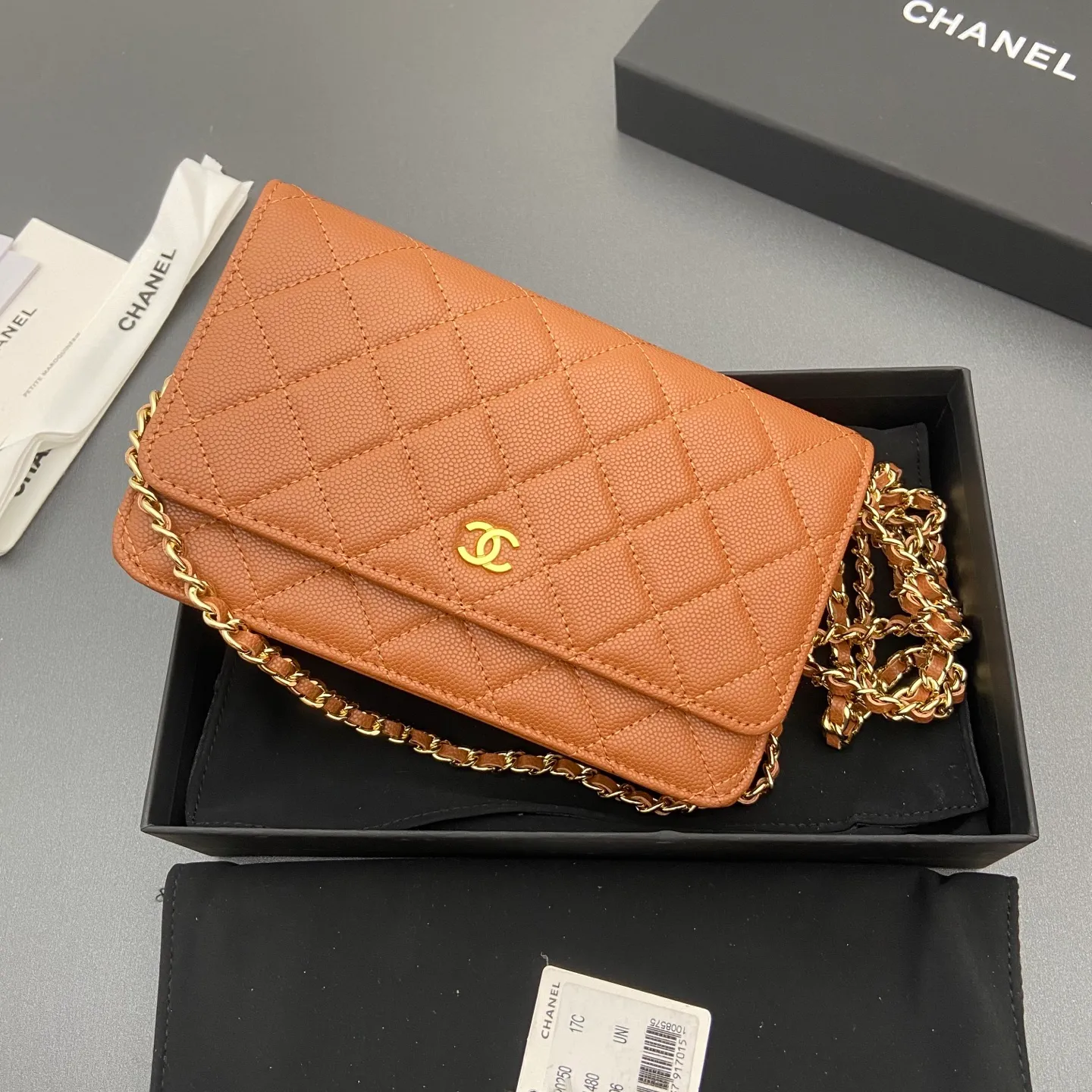 Xiaoxiang imported Italian caviar cowhide Item number: A0250 Price: 640 Size: w20×h13×d3.5cm Color: Caramel fine ball pattern golden steel mark