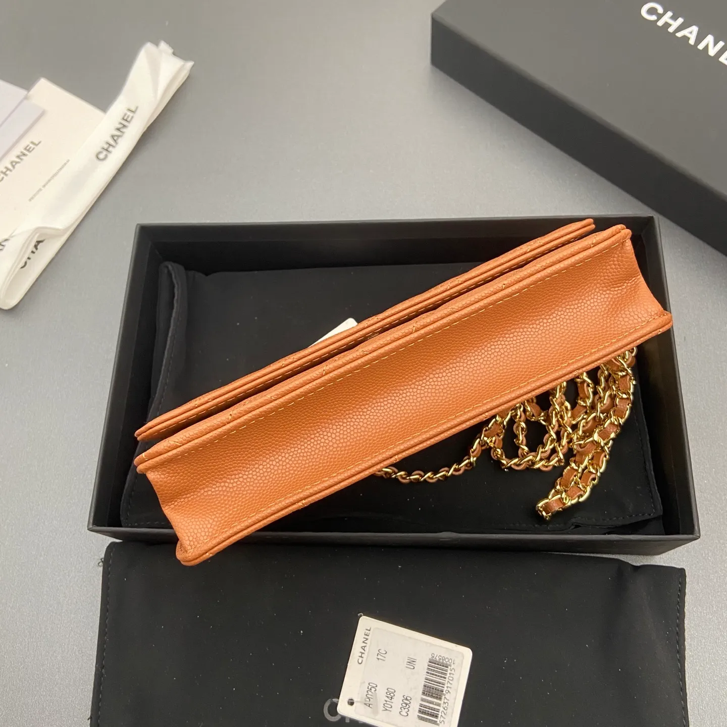 Xiaoxiang imported Italian caviar cowhide Item number: A0250 Price: 640 Size: w20×h13×d3.5cm Color: Caramel fine ball pattern golden steel mark