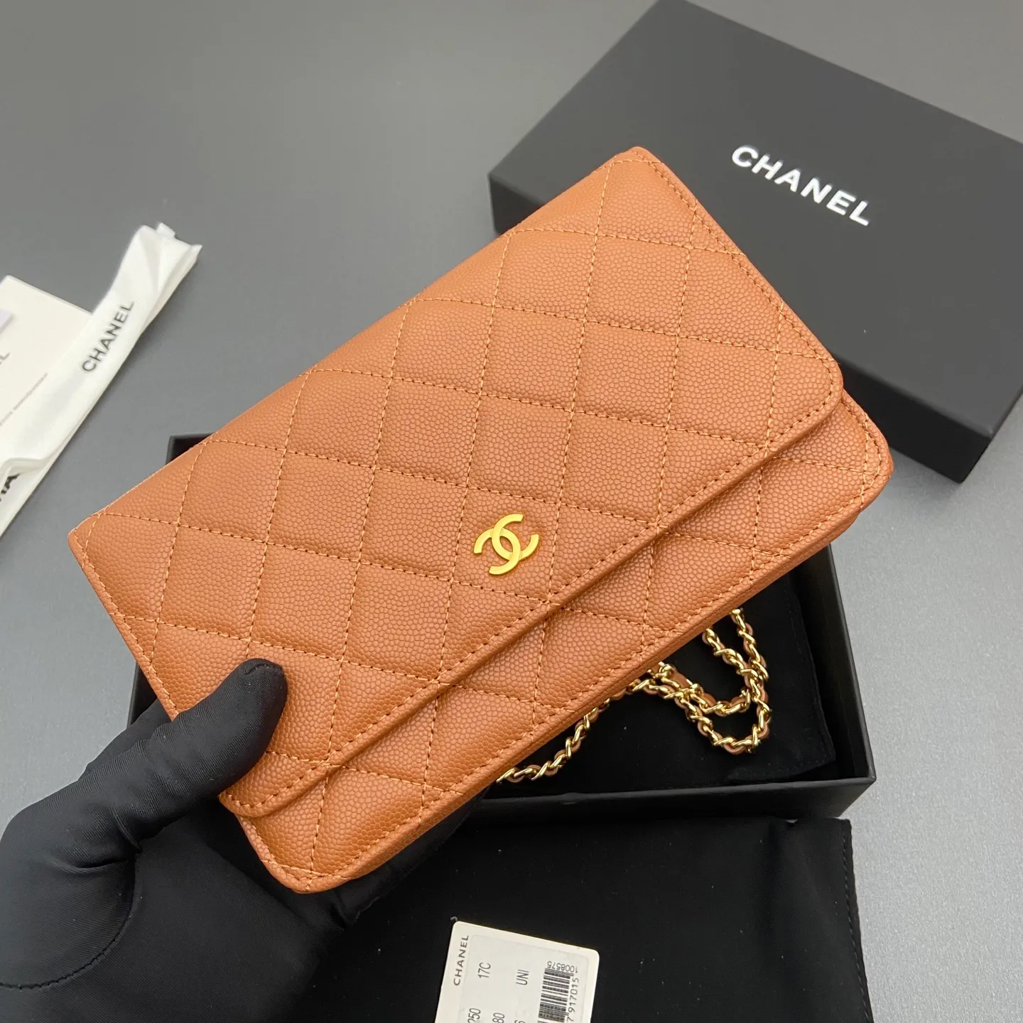 Xiaoxiang imported Italian caviar cowhide Item number: A0250 Price: 640 Size: w20×h13×d3.5cm Color: Caramel fine ball pattern golden steel mark