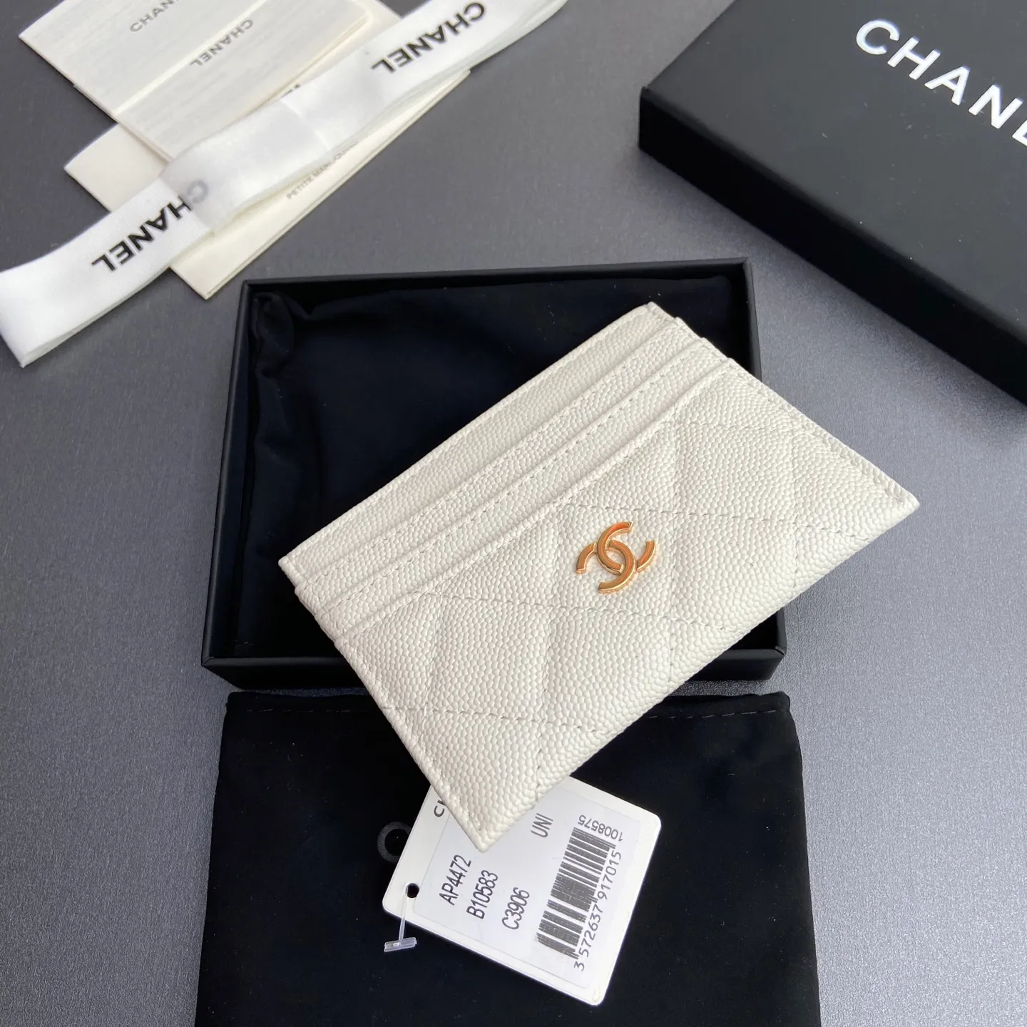 Xiaoxiang imported Italian leather Item number: A 4472 Price: 240 Size: w11×h10cm Color: White fine ball golden steel mark