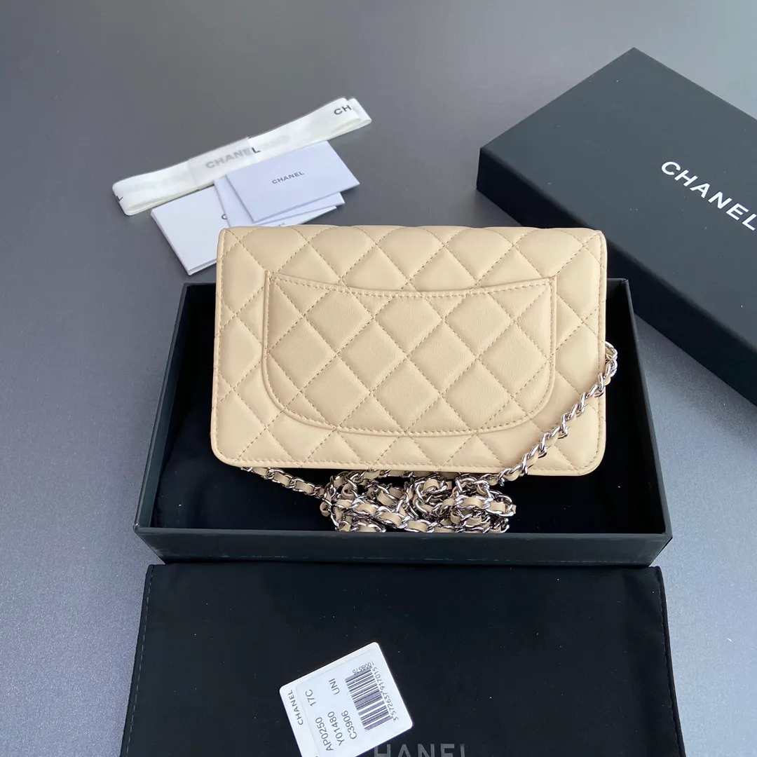 Xiaoxiang imported Italian lambskin Item number: A0250 💰: 640 Size: w20×h13×d3.5cm Color: apricot sheepskin silver steel mark