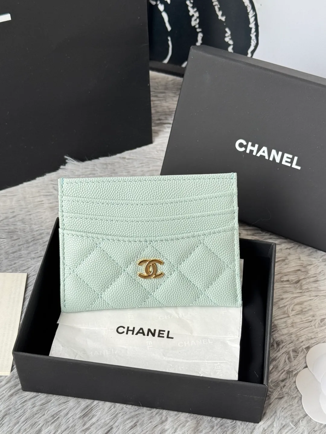 💰240💰 chanel 2025 new product card holder lambskin, seven card slots, can hold change, imported Italian lambskin + hardware logo, so beautiful, love it. The color is as shown in the picture, easy and fast storage, mini card holder No.: AP8944 Size: w11×h10cm