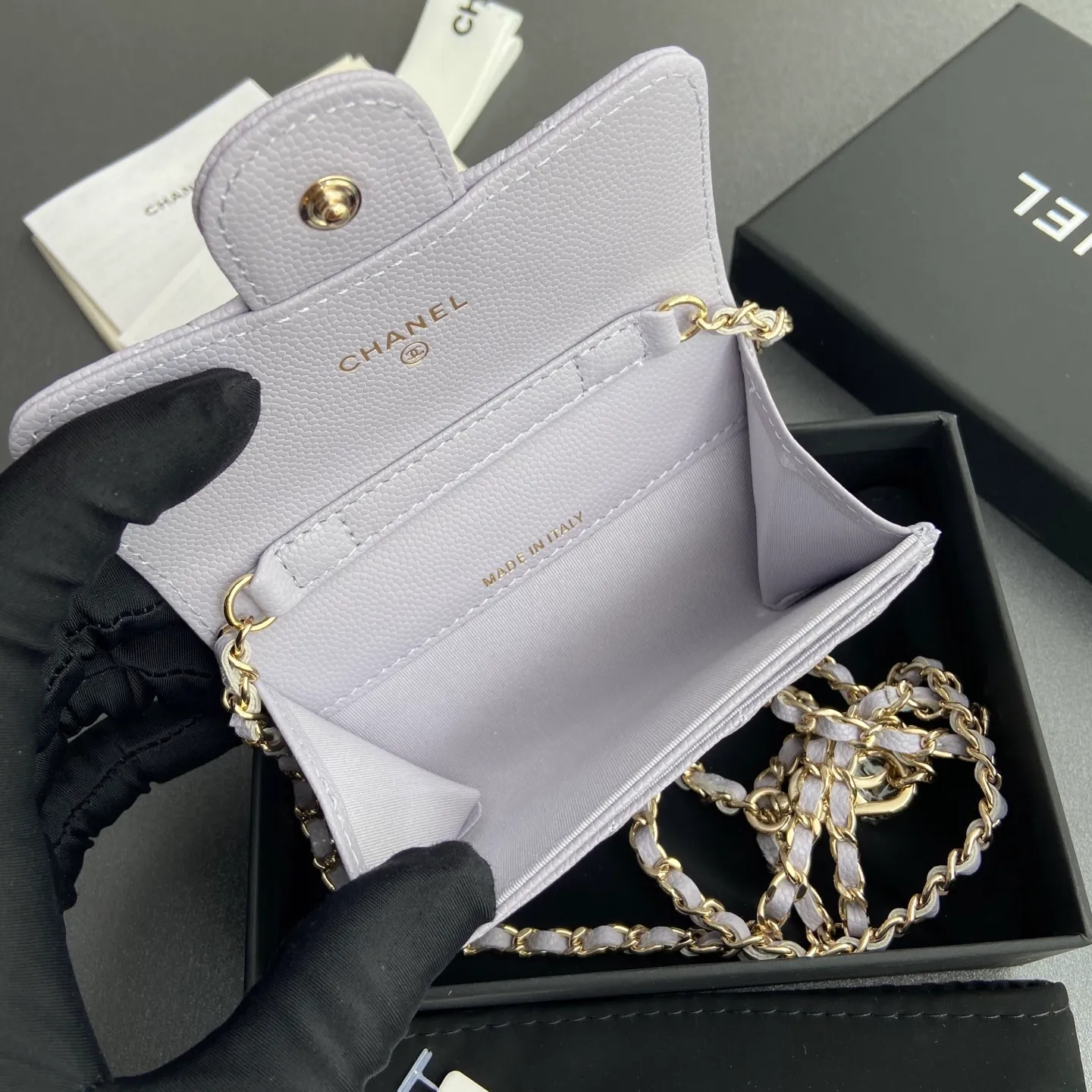 Xiaoxiang imported Italian grain cowhide Item number: A81081 (chain small card holder) Price: 420 Size: w11×h7cm Color: light purple fine ball pattern gold steel mark hardware