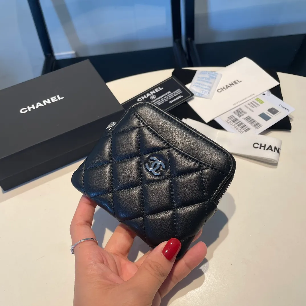 💰420😊Upgraded version💋Chanel 🆕Cowhide🐂Sheepskin is available, with gold and silver buckles☺️Classic zipper bag with multiple card slots for change. It can also bring convenience to various bank cards, supermarket cards, shopping cards, and membership cards. It is so small and easy to carry. It is the most fashionable and popular element of coin purses. Do you own it? Comes with the latest complete set of packaging 2061🍃size: 12*9.5cm