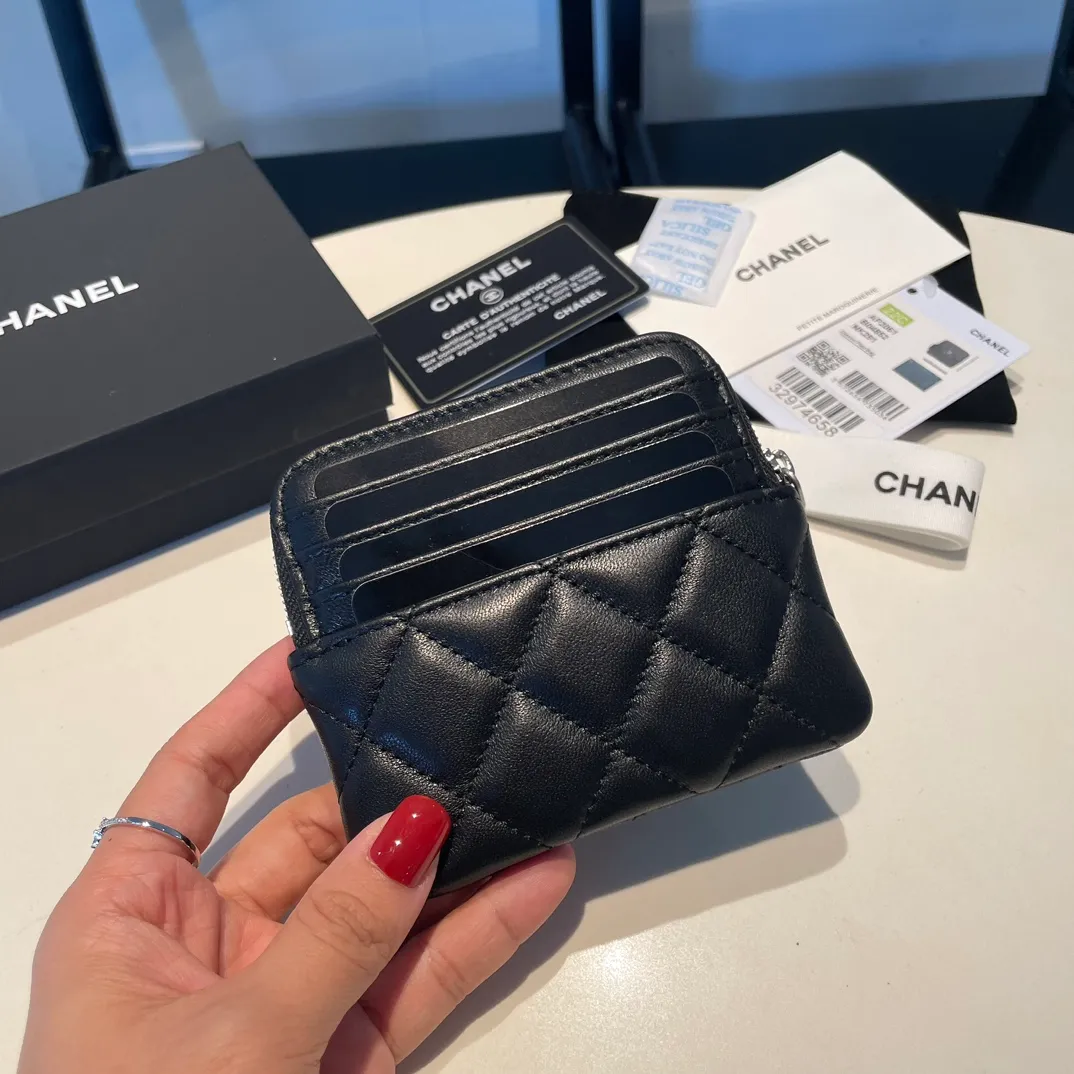 💰420😊Upgraded version💋Chanel 🆕Cowhide🐂Sheepskin is available, with gold and silver buckles☺️Classic zipper bag with multiple card slots for change. It can also bring convenience to various bank cards, supermarket cards, shopping cards, and membership cards. It is so small and easy to carry. It is the most fashionable and popular element of coin purses. Do you own it? Comes with the latest complete set of packaging 2061🍃size: 12*9.5cm