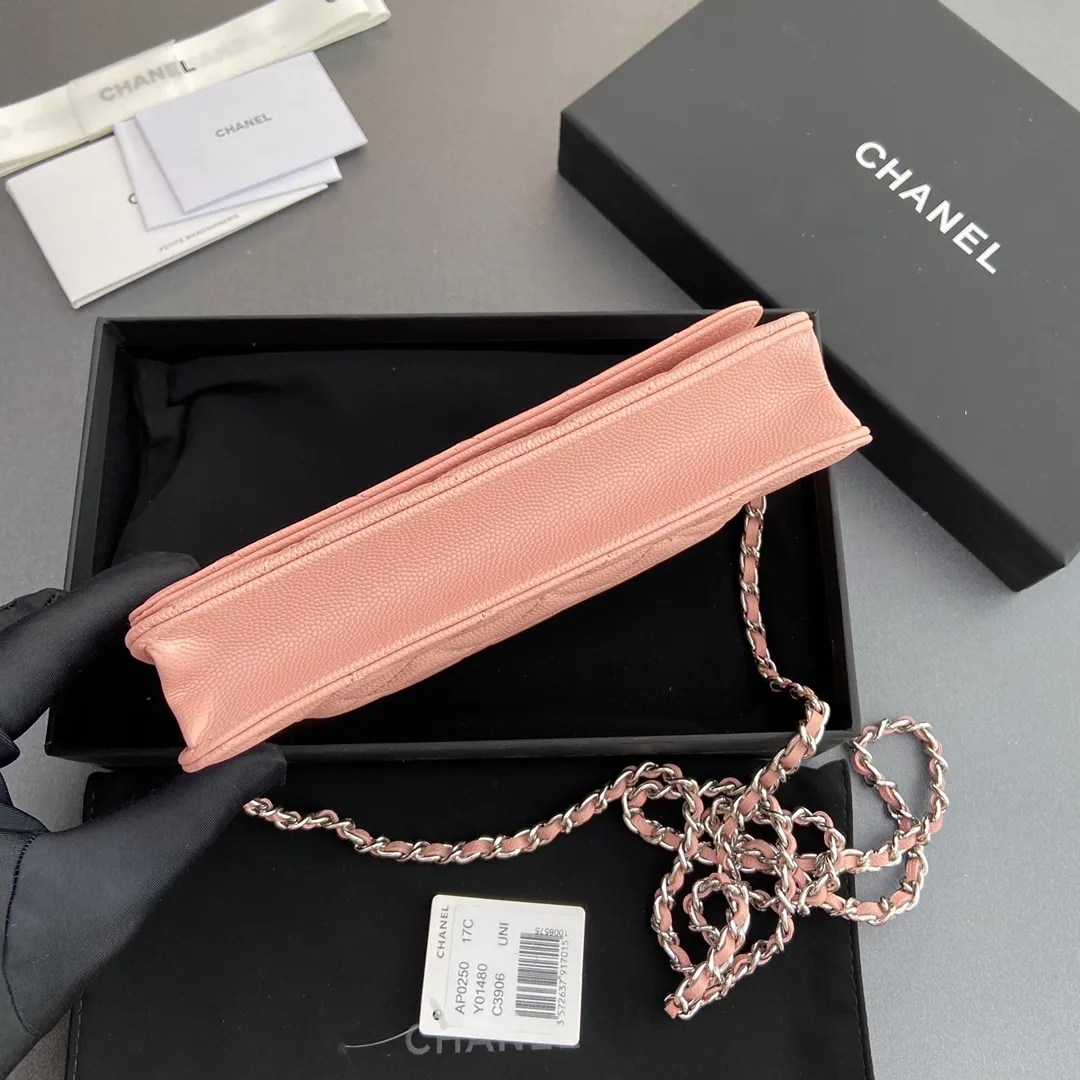 Xiaoxiang imported Italian grained calfskin Item No.: A0250 💰: 640 Size: w20×h13×d3.5cm Color: Pink fine ball pattern silver steel mark
