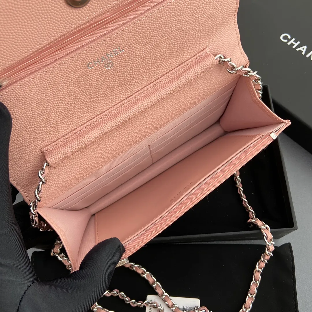 Xiaoxiang imported Italian grained calfskin Item No.: A0250 💰: 640 Size: w20×h13×d3.5cm Color: Pink fine ball pattern silver steel mark